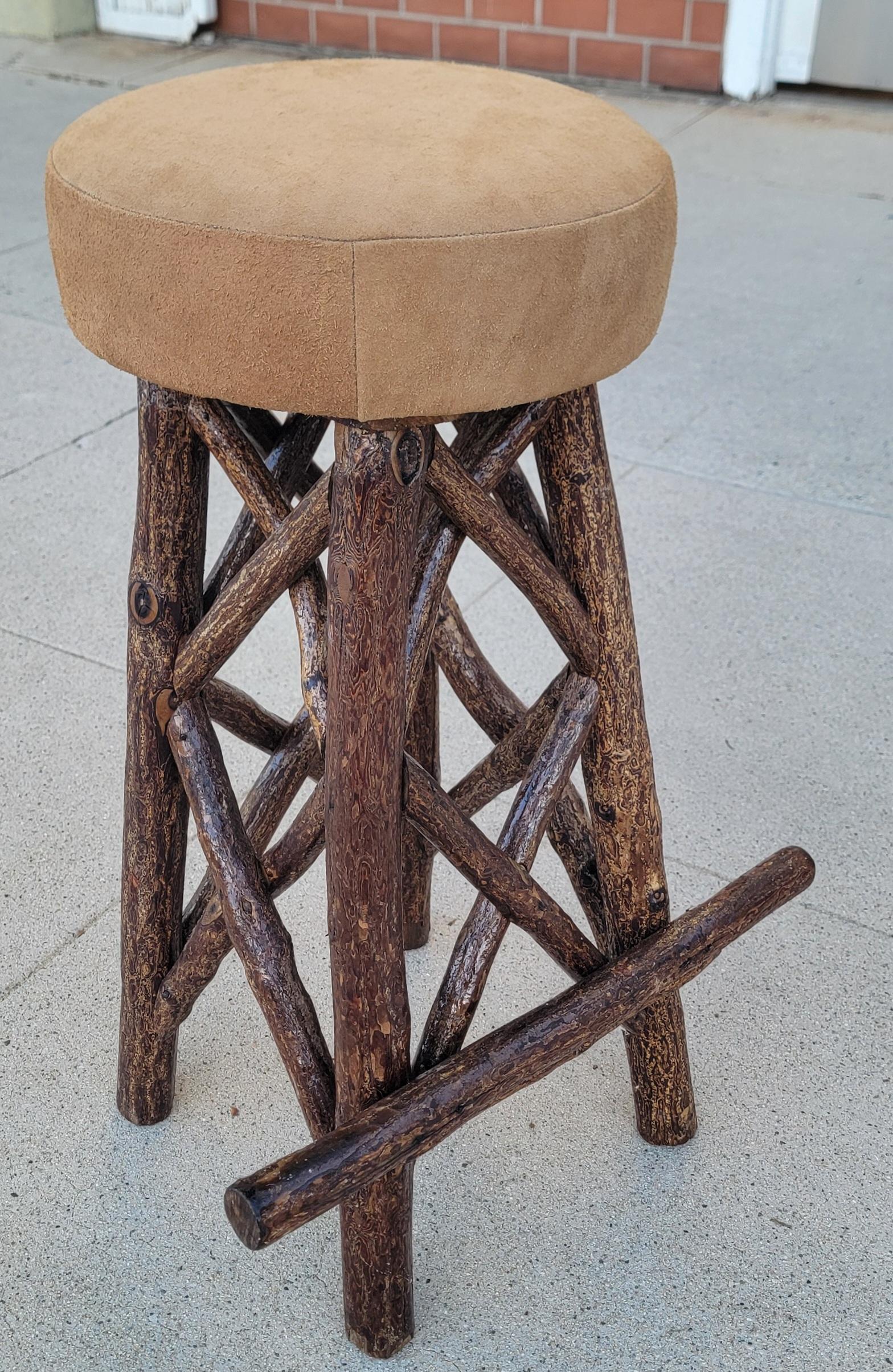 Collezione di quattro sgabelli in legno di hickory fatti a mano con seduta in pelle e inserti morbidi. 
In condizioni molto robuste.
Abbiamo una collezione di otto unità in totale.
Can li vende in set da quattro o otto.
Il prezzo è di quattro
