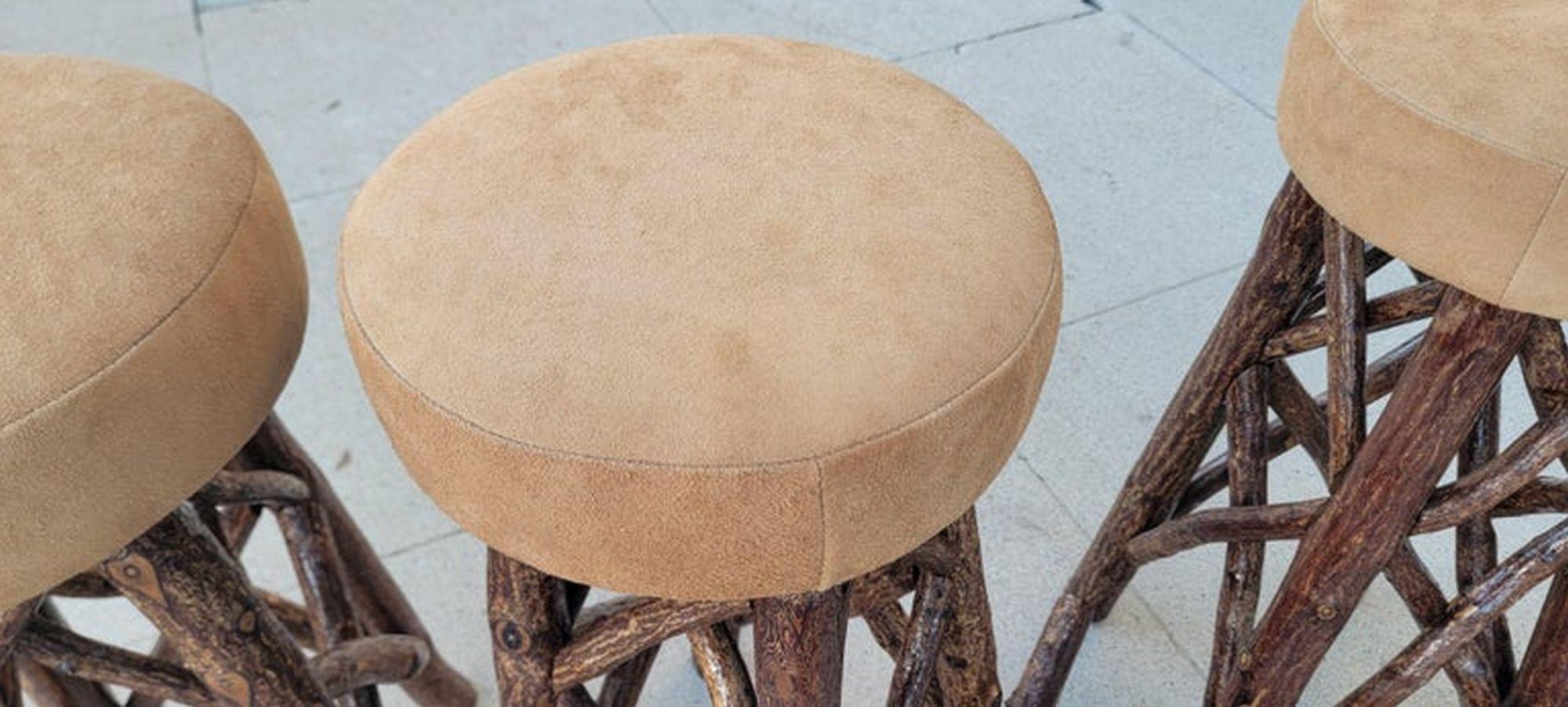 Set of Four Old Hickory Bar Stools w/ Leather Top -Set of Four In Good Condition For Sale In Los Angeles, CA