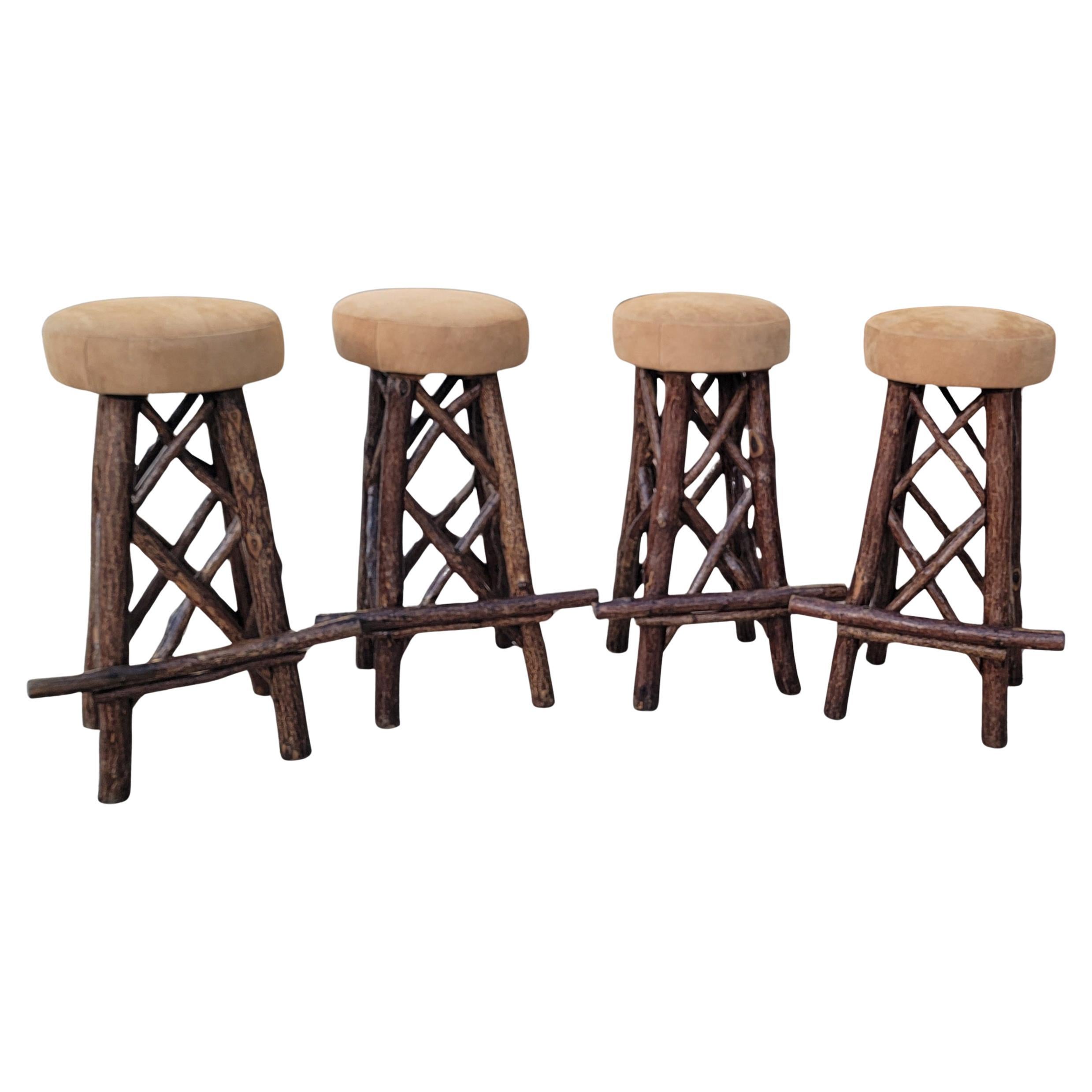 Set di quattro sgabelli da bar Old Hickory con piano in pelle -Set of Four in vendita