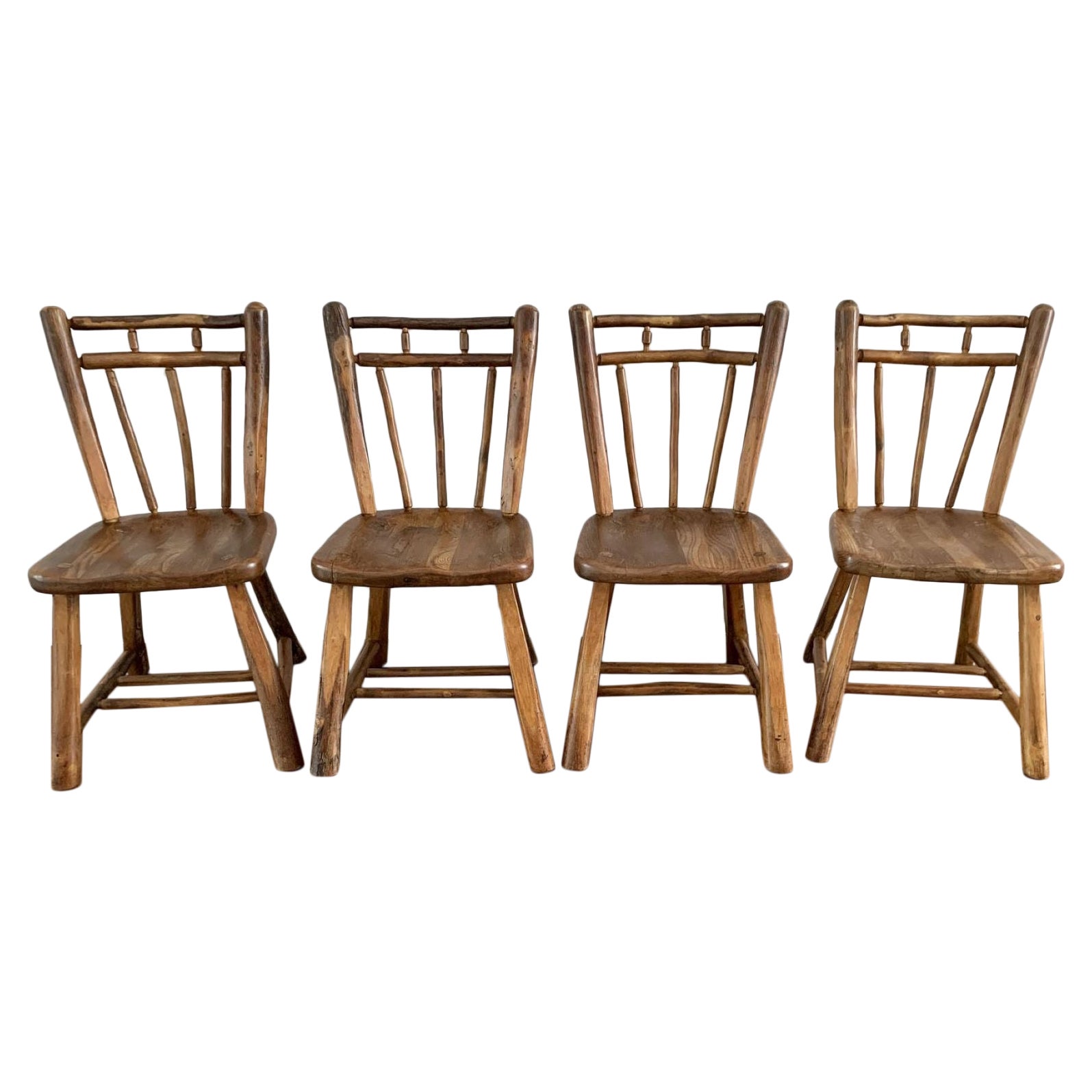 Satz von vier alten Hickory-Stühlen mit glatter Spindelrückenlehne