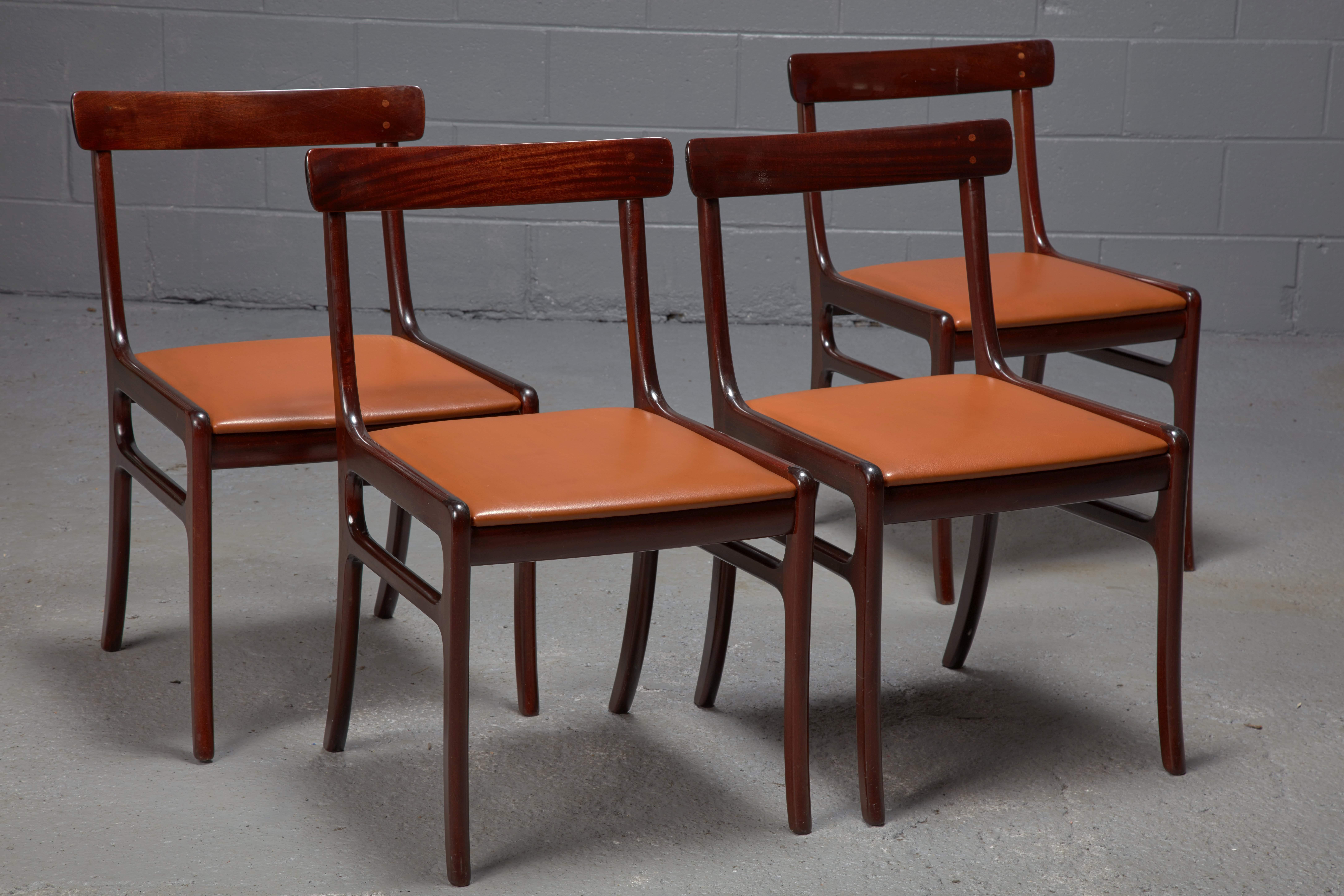 Mid-Century Modern Ensemble de quatre chaises de salle à manger Rungstedlund en acajou d'Ole Wanscher avec sièges en cuir  en vente