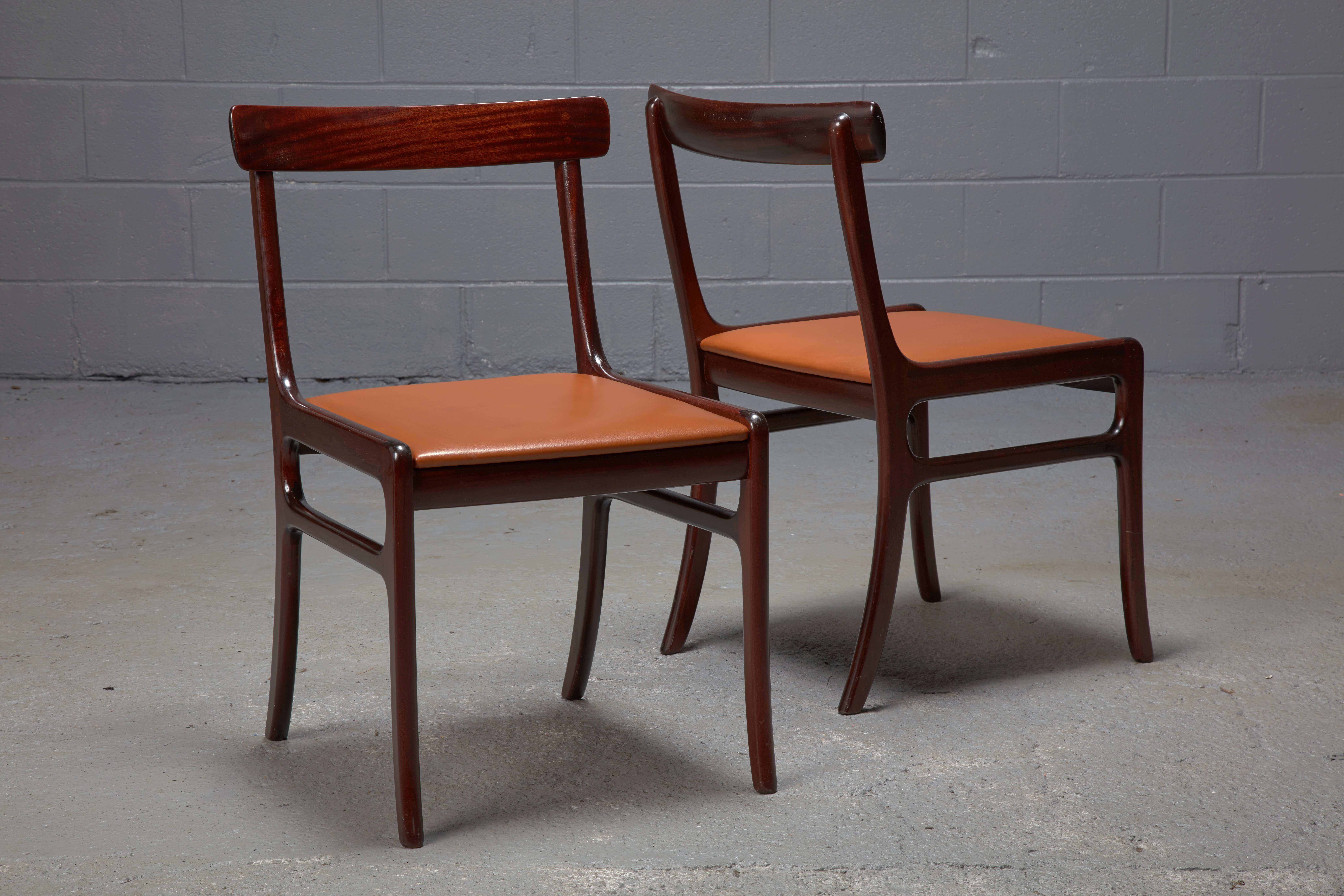 Danois Ensemble de quatre chaises de salle à manger Rungstedlund en acajou d'Ole Wanscher avec sièges en cuir  en vente