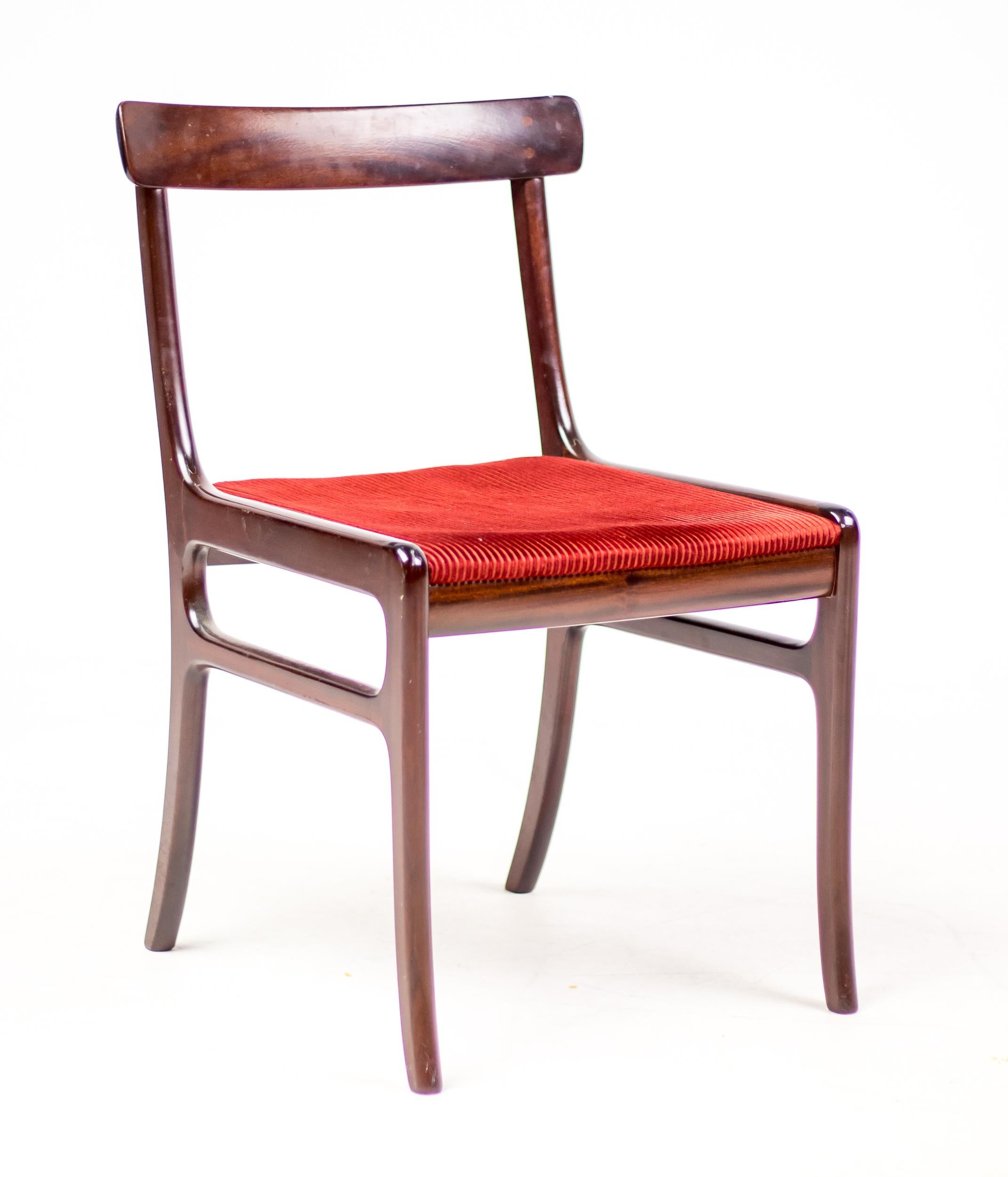 Ole Wanscher pour P. Jeppesen, ensemble de 4 chaises de salle à manger, modèle 'Rungstedlund' PJ 34, en acajou et tapissé de velours rouge, Danemark, années 1960. 
Marqué d'un médaillon en argent PJ.

Ces chaises de salle à manger classiques ont été