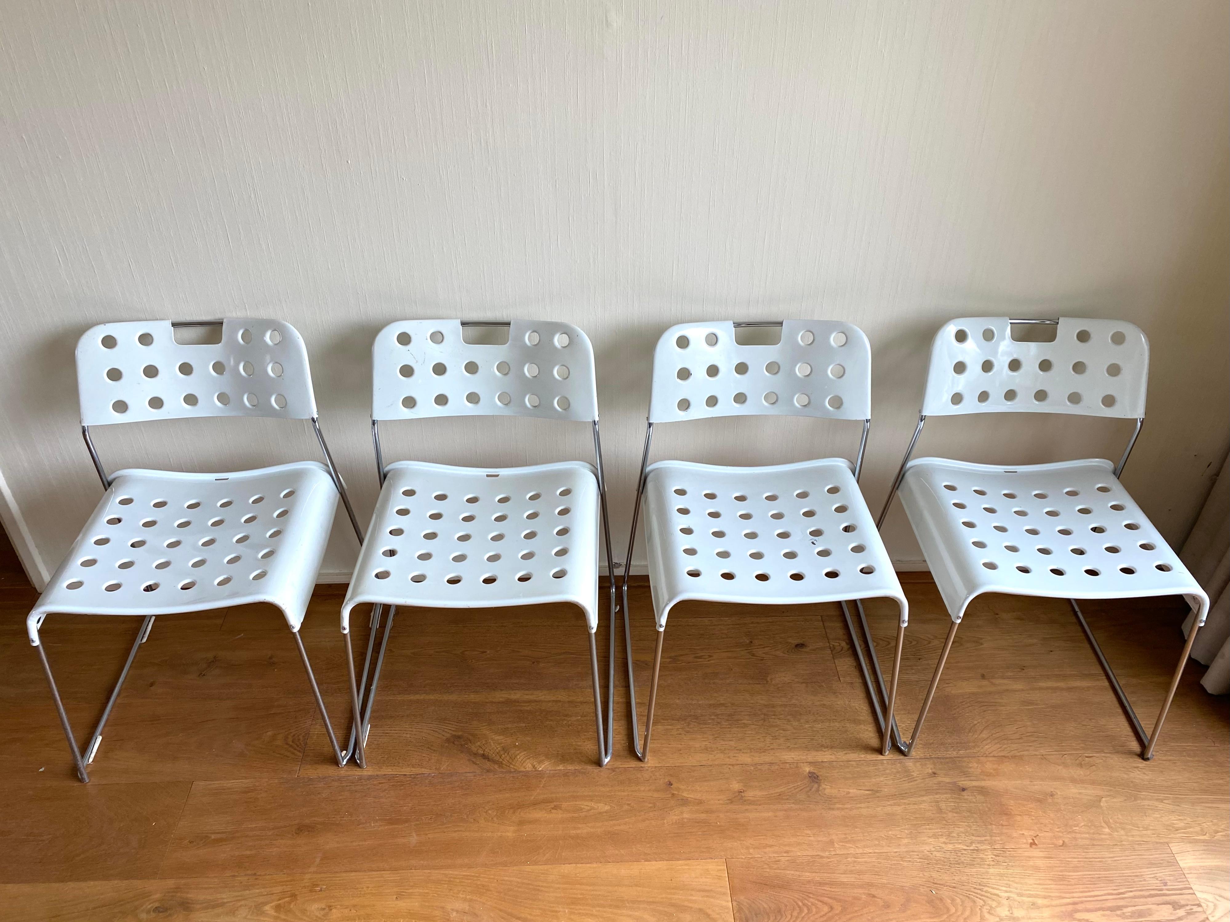 Set aus vier weißen Omkstak-Metallstühlen von Rodney Kinsman für Bieffeplast, 1970er Jahre (Postmoderne) im Angebot