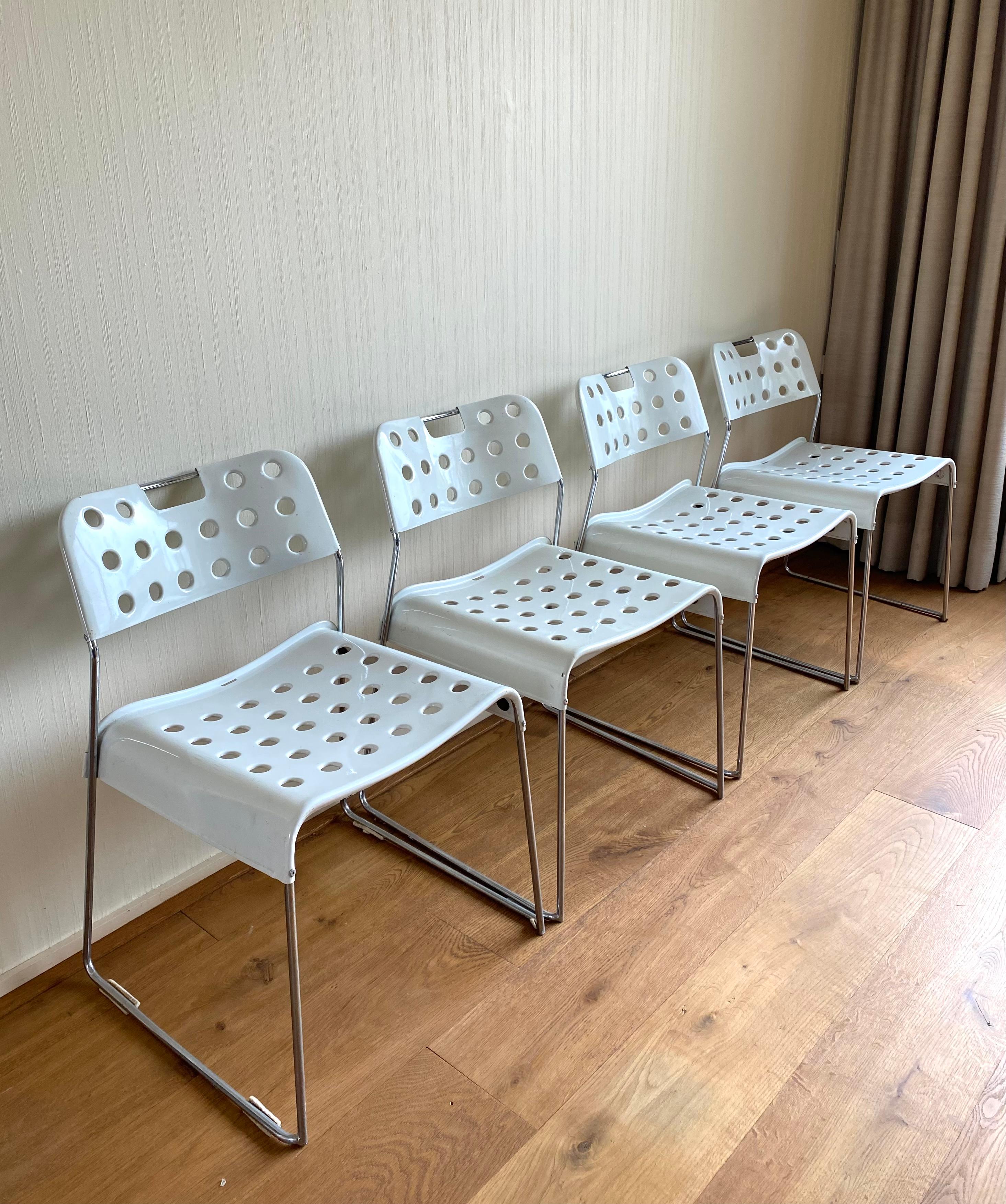 Set aus vier weißen Omkstak-Metallstühlen von Rodney Kinsman für Bieffeplast, 1970er Jahre (Italienisch) im Angebot