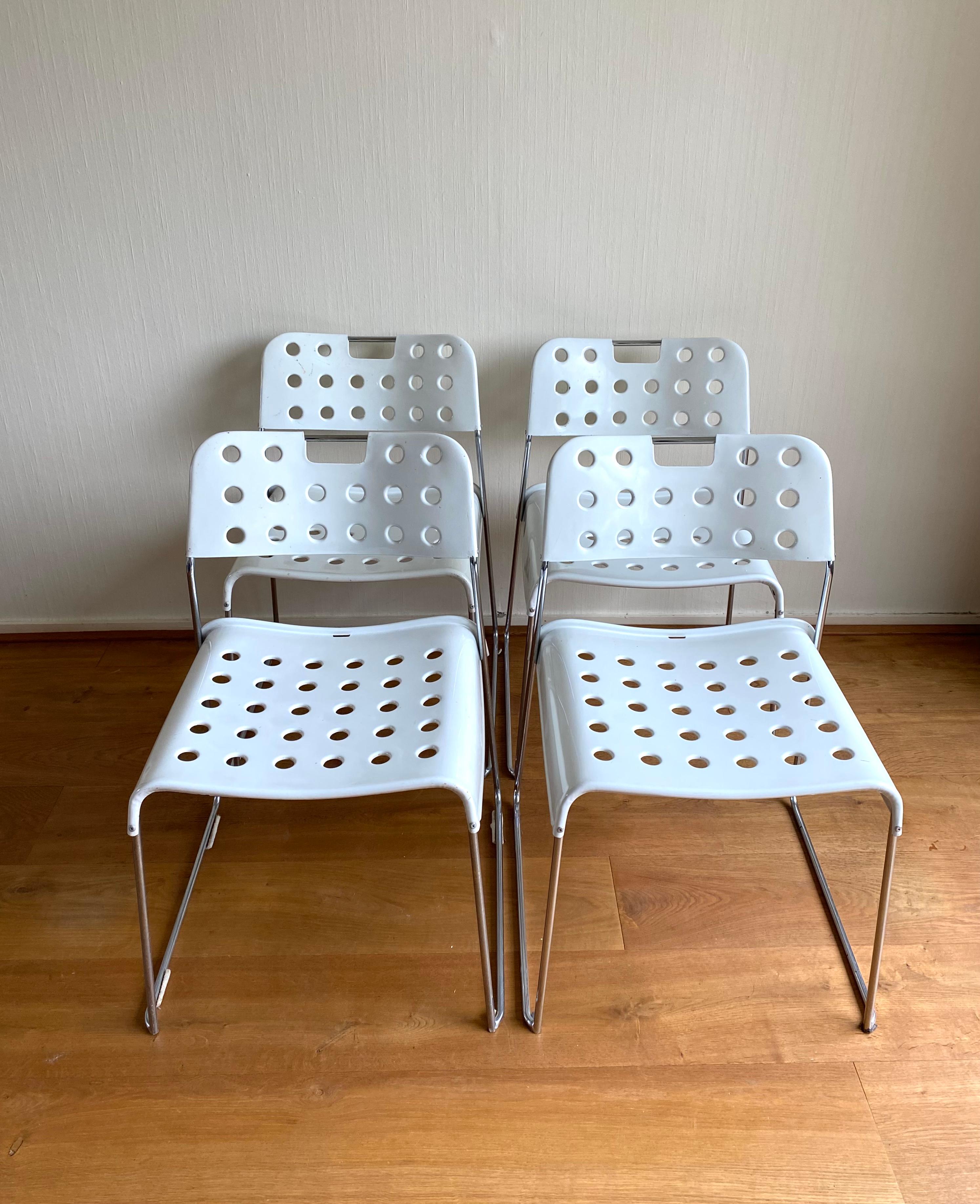Set aus vier weißen Omkstak-Metallstühlen von Rodney Kinsman für Bieffeplast, 1970er Jahre im Zustand „Gut“ im Angebot in Schagen, NL