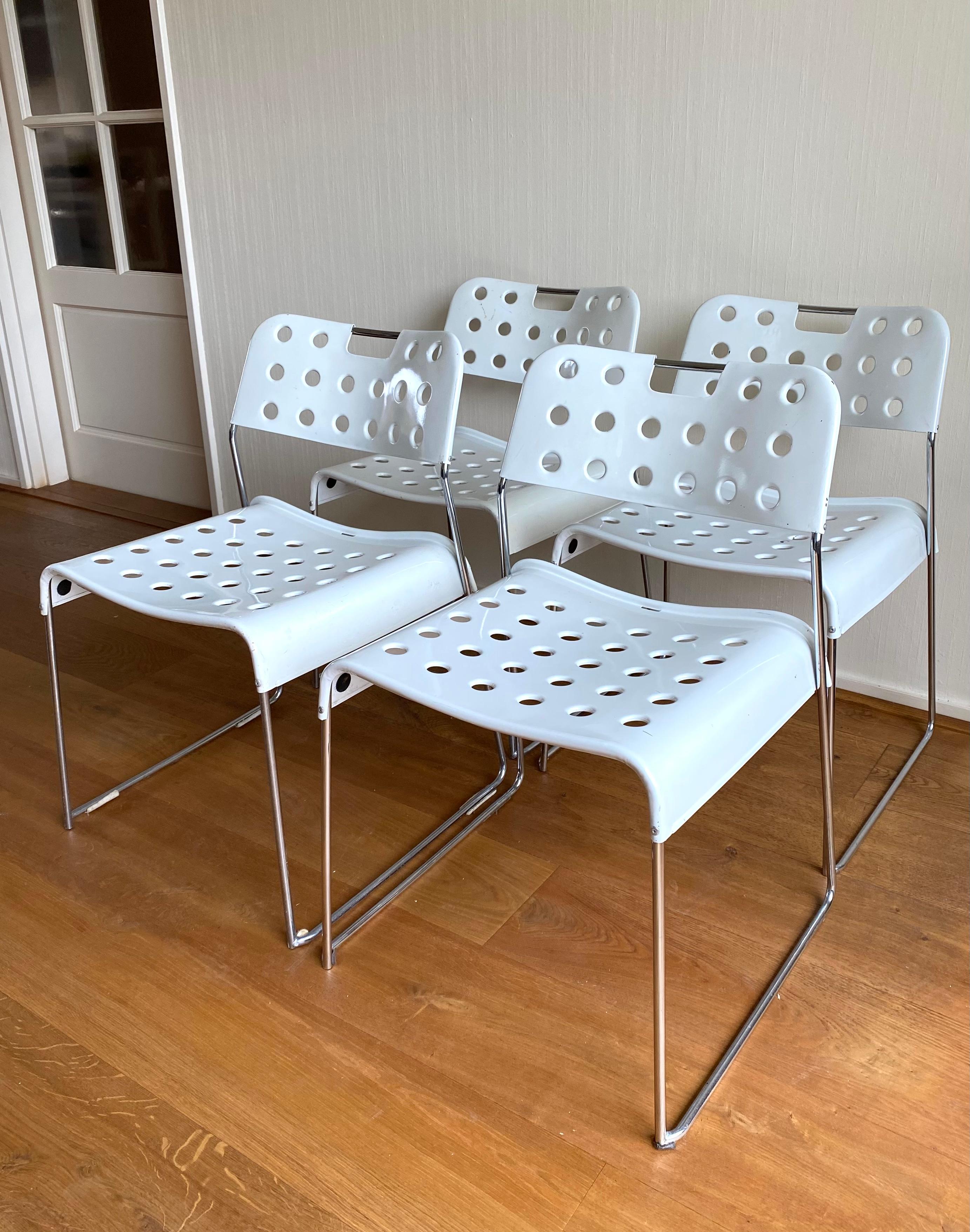 Set aus vier weißen Omkstak-Metallstühlen von Rodney Kinsman für Bieffeplast, 1970er Jahre (20. Jahrhundert) im Angebot