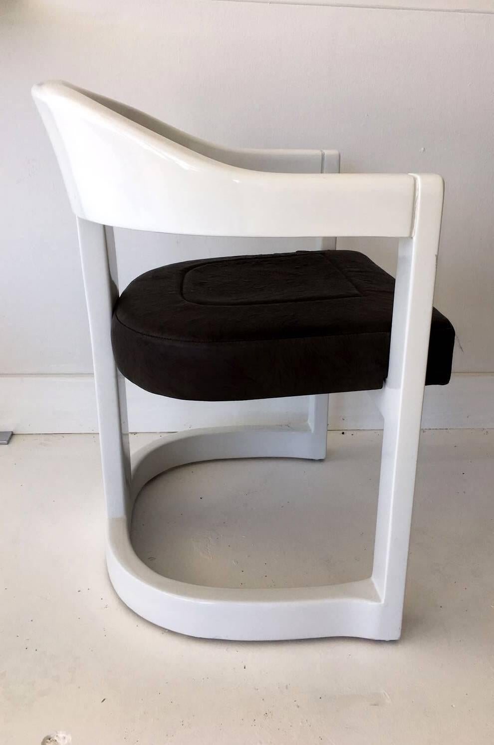 Satz von vier Onassis-Stühlen aus weißem Lack von Karl Springer (American Arts and Crafts) im Angebot