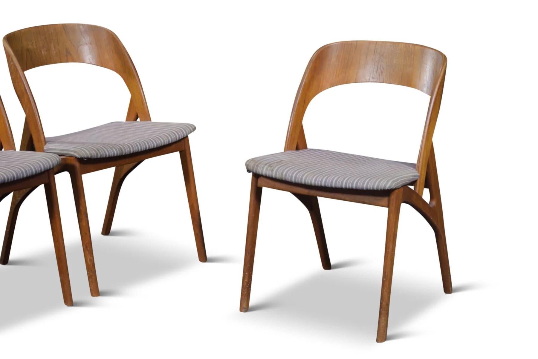 Mid-Century Modern Set of four organic danish modern dining chairs in teak For Sale