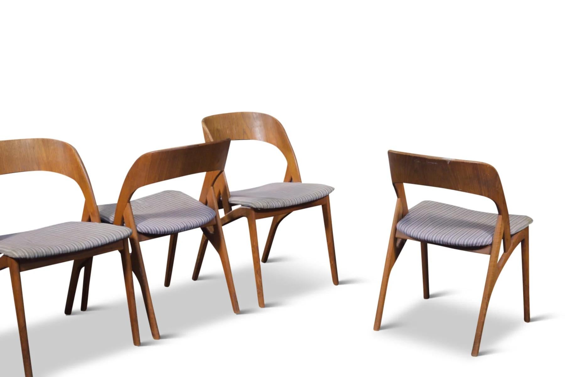 Danish Set of four organic danish modern dining chairs in teak For Sale