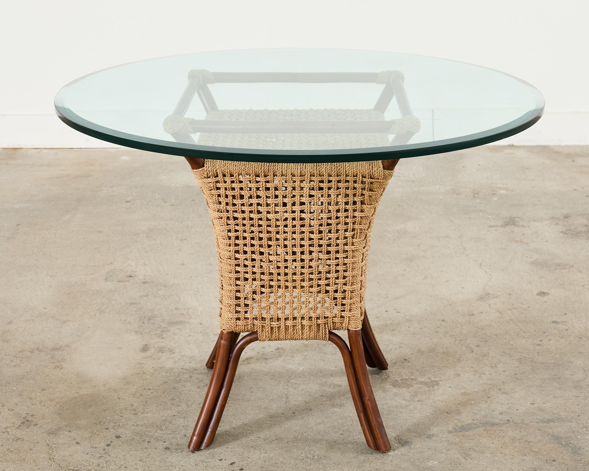 Organico moderno Set di quattro sedie da pranzo moderne in rattan organico e tavolo in vendita