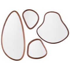 Set di quattro specchi organici in finitura noce, design scultoreo - Pantê Line