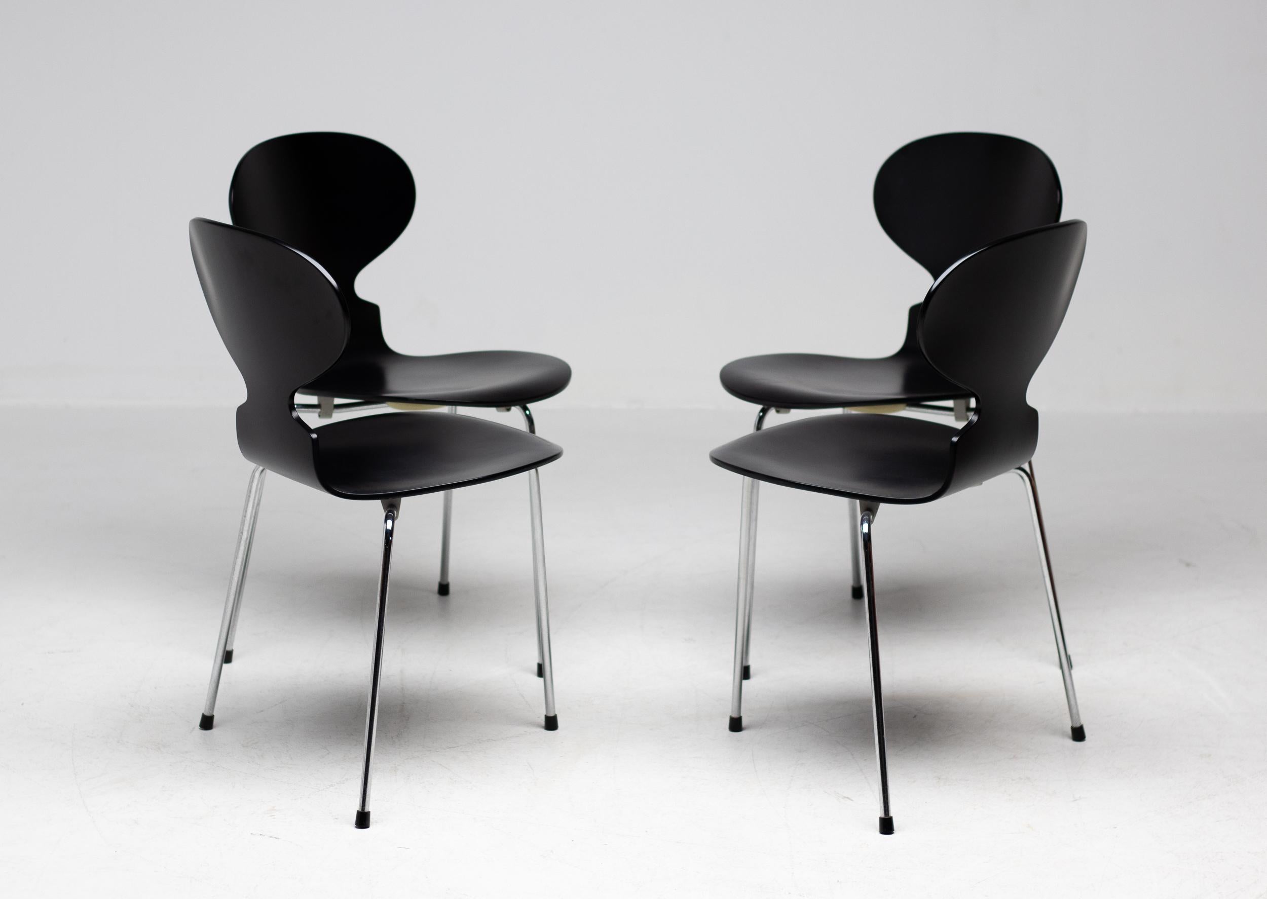 Laqué Ensemble de quatre chaises originales 3100 'Ant' d'Arne Jacobsen pour Fritz Hansen en vente