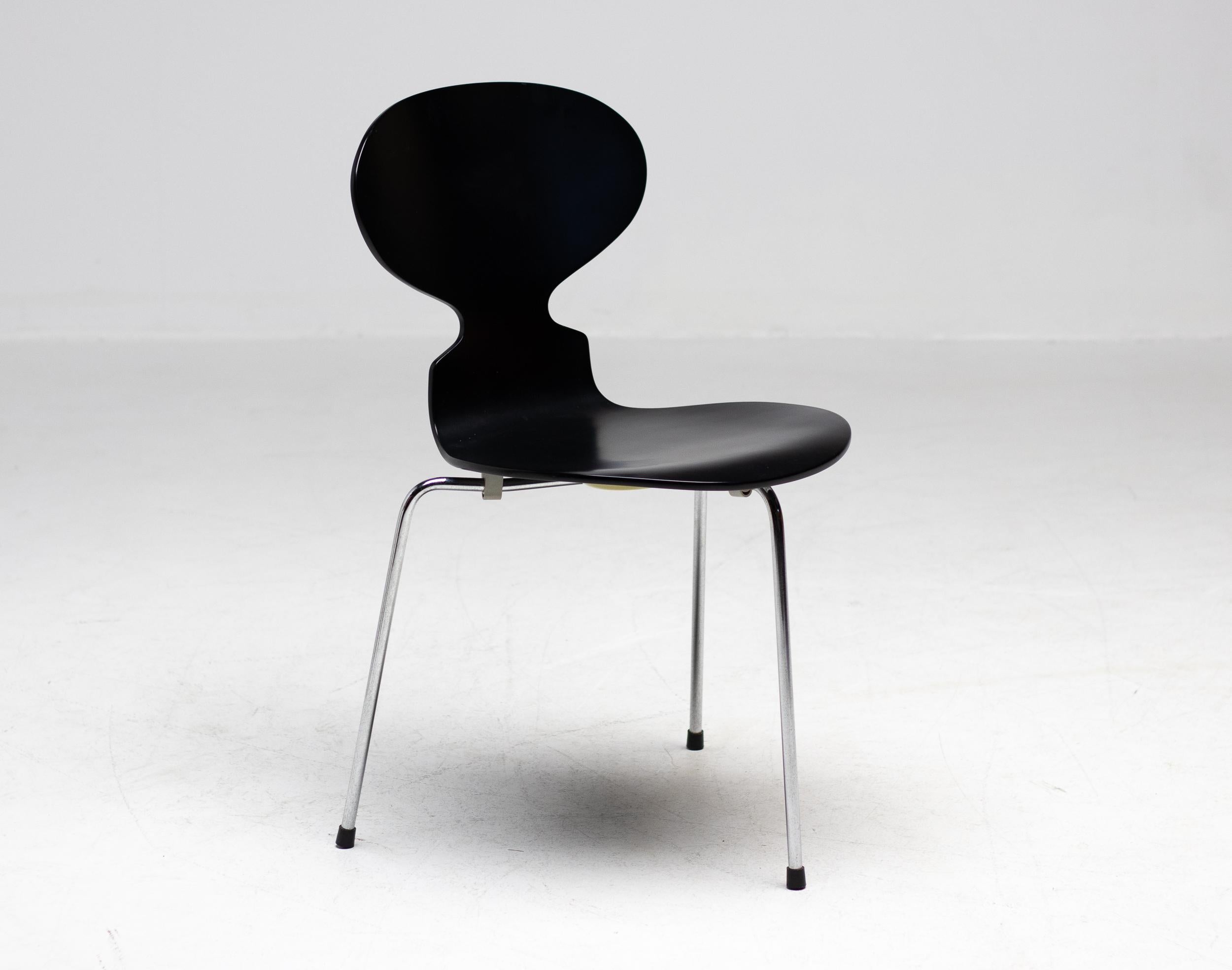Ensemble de quatre chaises originales 3100 'Ant' d'Arne Jacobsen pour Fritz Hansen Bon état - En vente à Dronten, NL