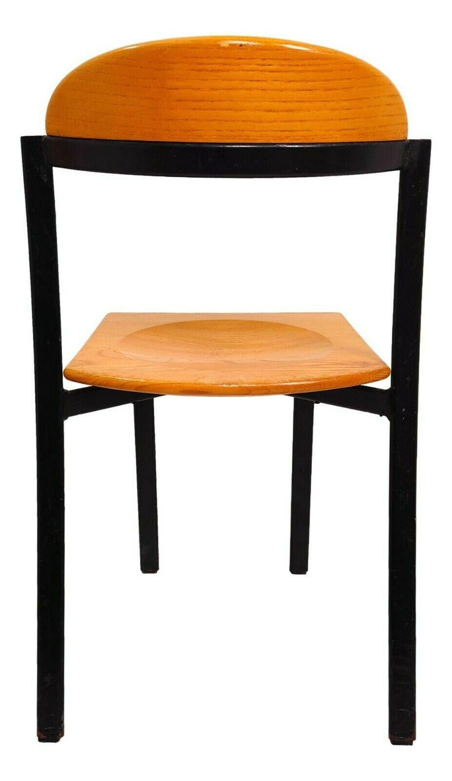 Satz von vier Original-Design-Stühlen aus den 70er Jahren, auf einer schwarz lackierten Metallstruktur, Sitz und Rückenlehne aus Holz gefertigt

Sie messen 78 cm in der Höhe, 46 cm in der Breite, 40 cm in der Tiefe und 46,5 cm in der Höhe des