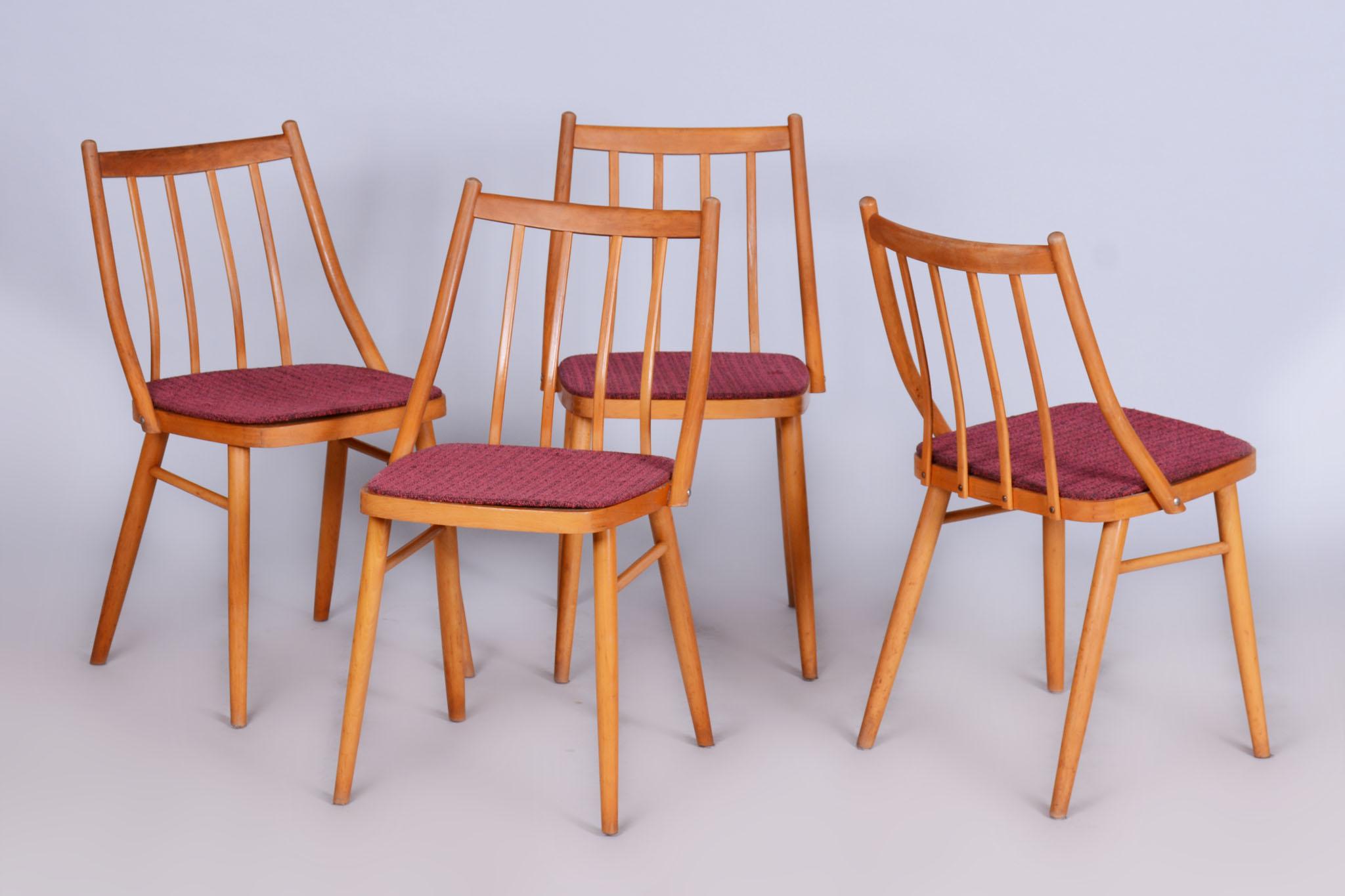 Cet ensemble de quatre chaises des années 1960, conçu par Antonín Šuman et fabriqué par Mier Topoľčany, est un exemple exceptionnel du design tchécoslovaque du milieu du siècle, inspiré du style bruxellois. Les chaises présentent un design frappant