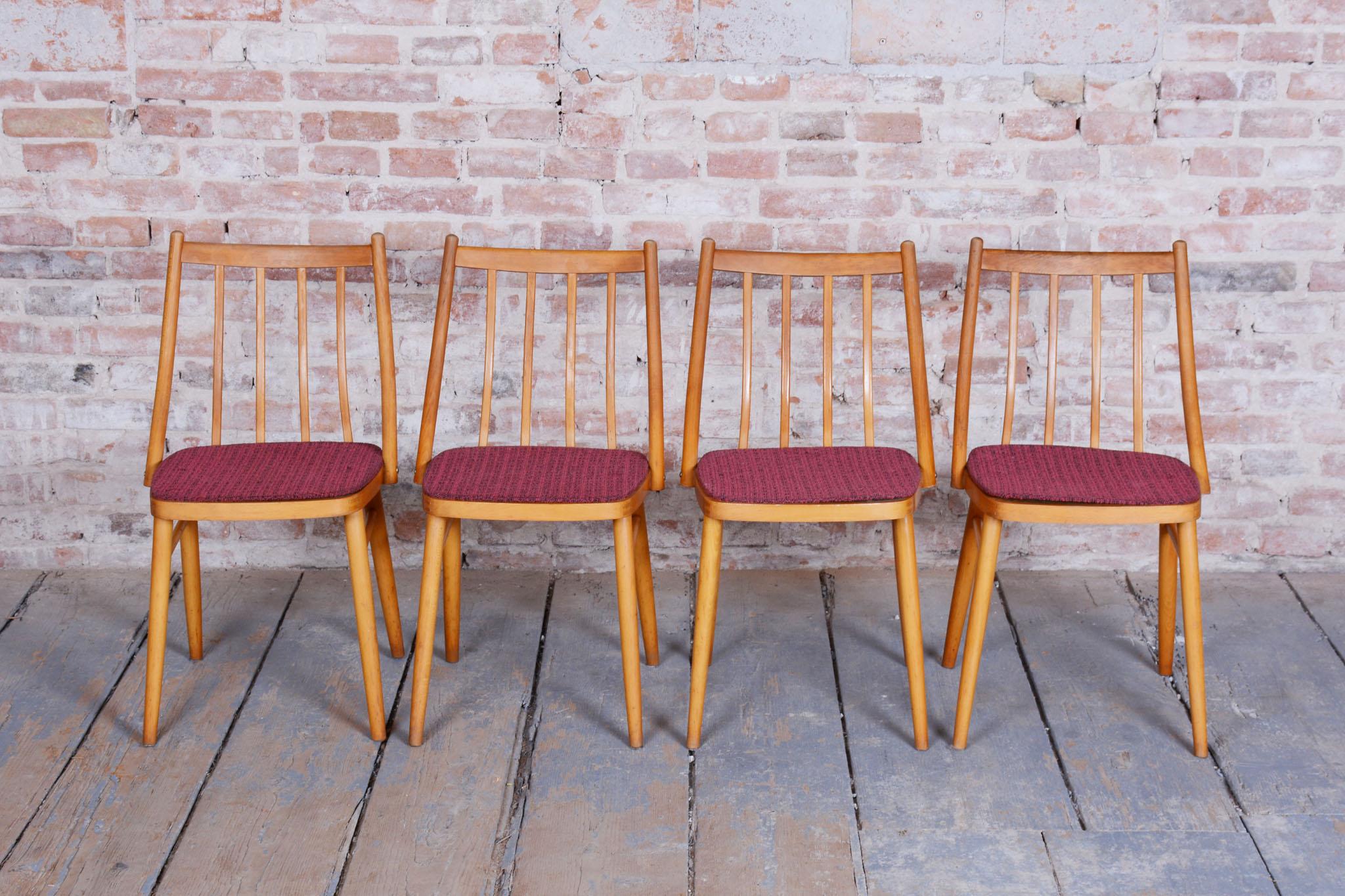 Tissu Ensemble de quatre chaises originales du milieu du siècle, par Antonín Šuman, Beeche, République tchèque, années 1960 en vente