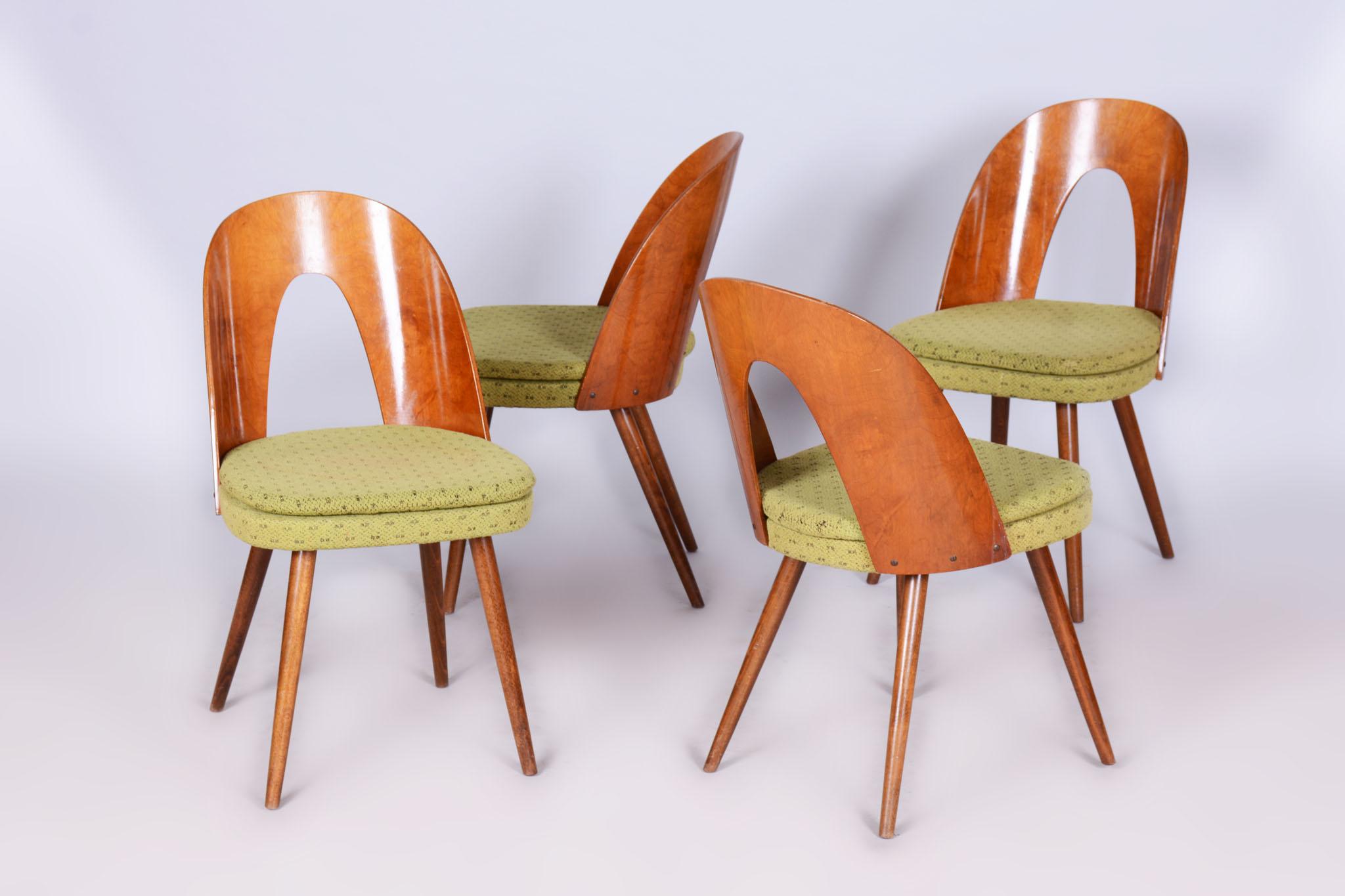 Questo set di quattro sedie Mid-Century Modern, disegnate dal famoso architetto Antonín Šuman, risale alla metà del XX secolo. La struttura in legno di noce di alta qualità mette in mostra linee eleganti e una precisa lavorazione artigianale. Queste