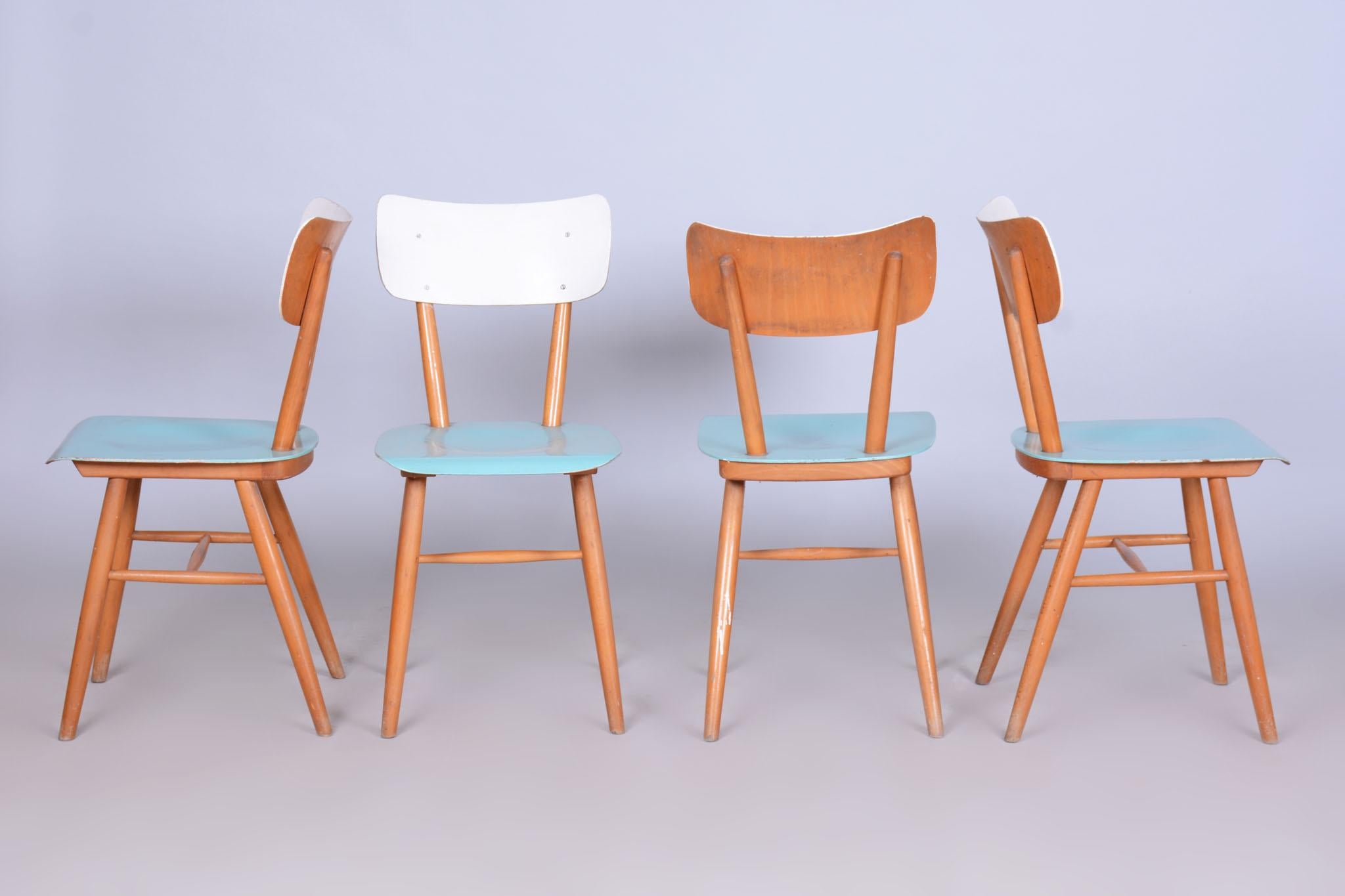 Dieses elegante Set aus vier Mid-Century-Stühlen stammt aus der Tschechoslowakei aus der Mitte des 20. Jahrhunderts. Die Stühle sind aus Buchenholz und lackiertem Buchensperrholz gefertigt. Sie sind in sehr gutem Zustand erhalten, weisen eine