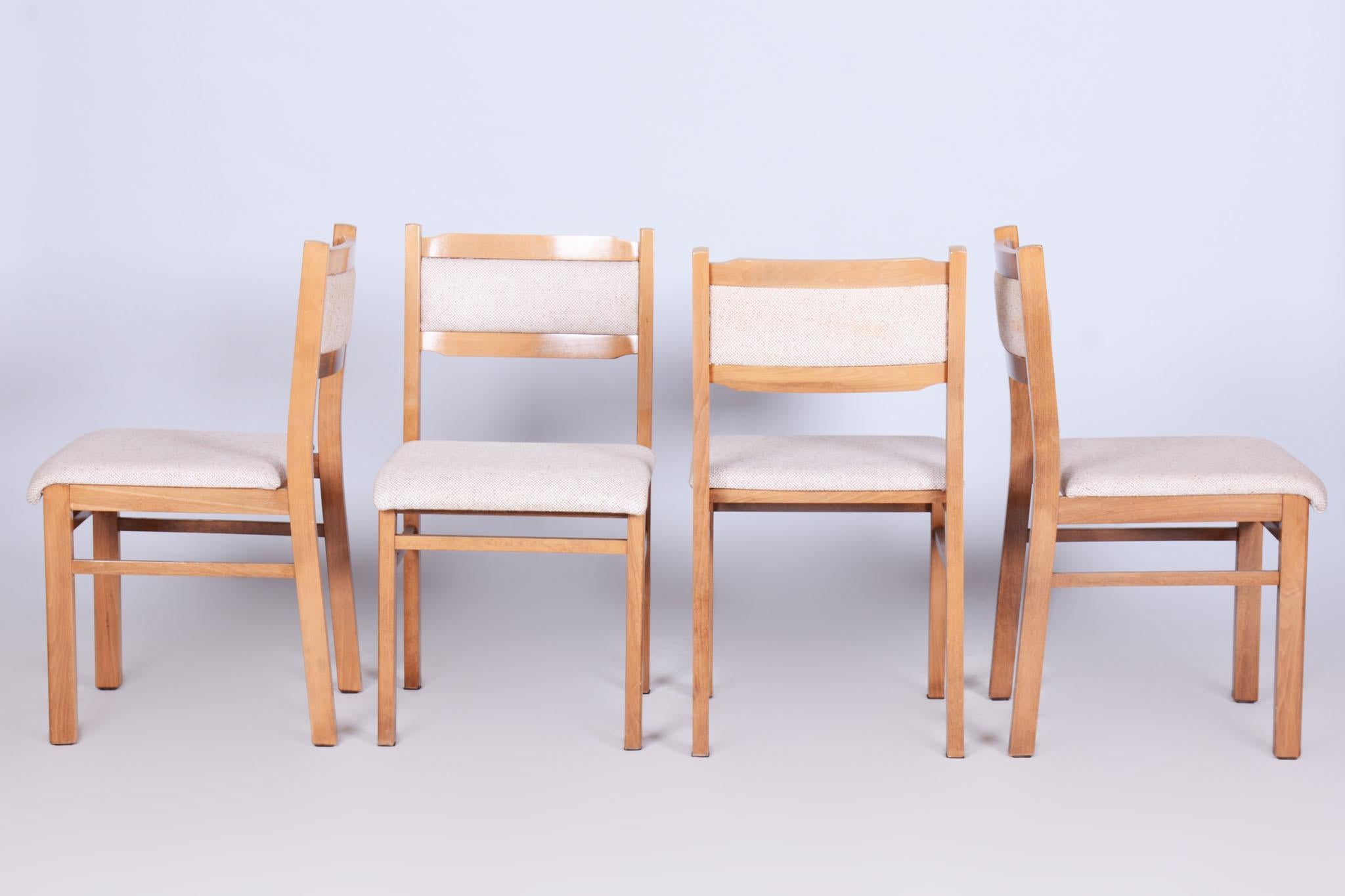 Questo elegante set di quattro sedie del Mid-Century proviene dalla Cecoslovacchia degli anni Sessanta. Le sedie sono realizzate in legno di faggio e presentano il tessuto di rivestimento originale. Sono in condizioni molto ben conservate e non sono