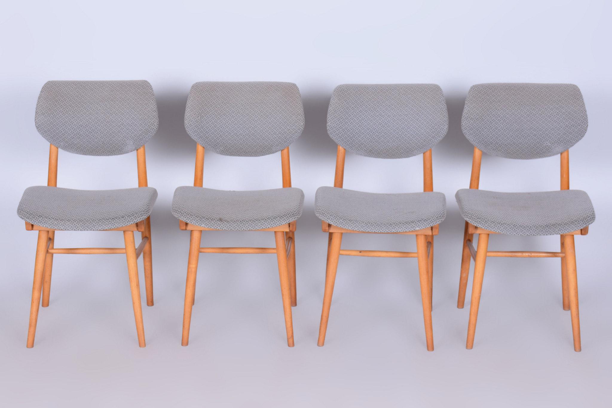 Cet ensemble de quatre chaises Mid-Century date du milieu du XXe siècle et a été fabriqué par Jitona Soběslav. Fabriquées en hêtre, les chaises sont dans un état d'origine très bien conservé.

Le bois a été poli pour lui redonner sa beauté et son