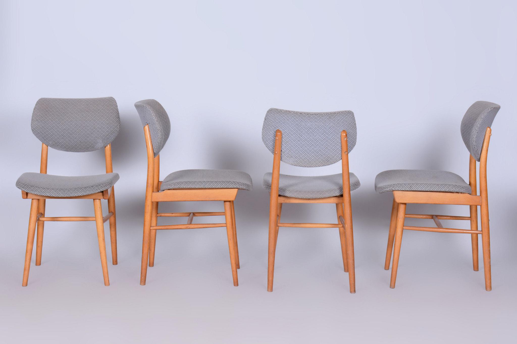 Tchèque Ensemble de quatre chaises originales de style mi-siècle moderne, hêtre, tchèque, années 1960 en vente