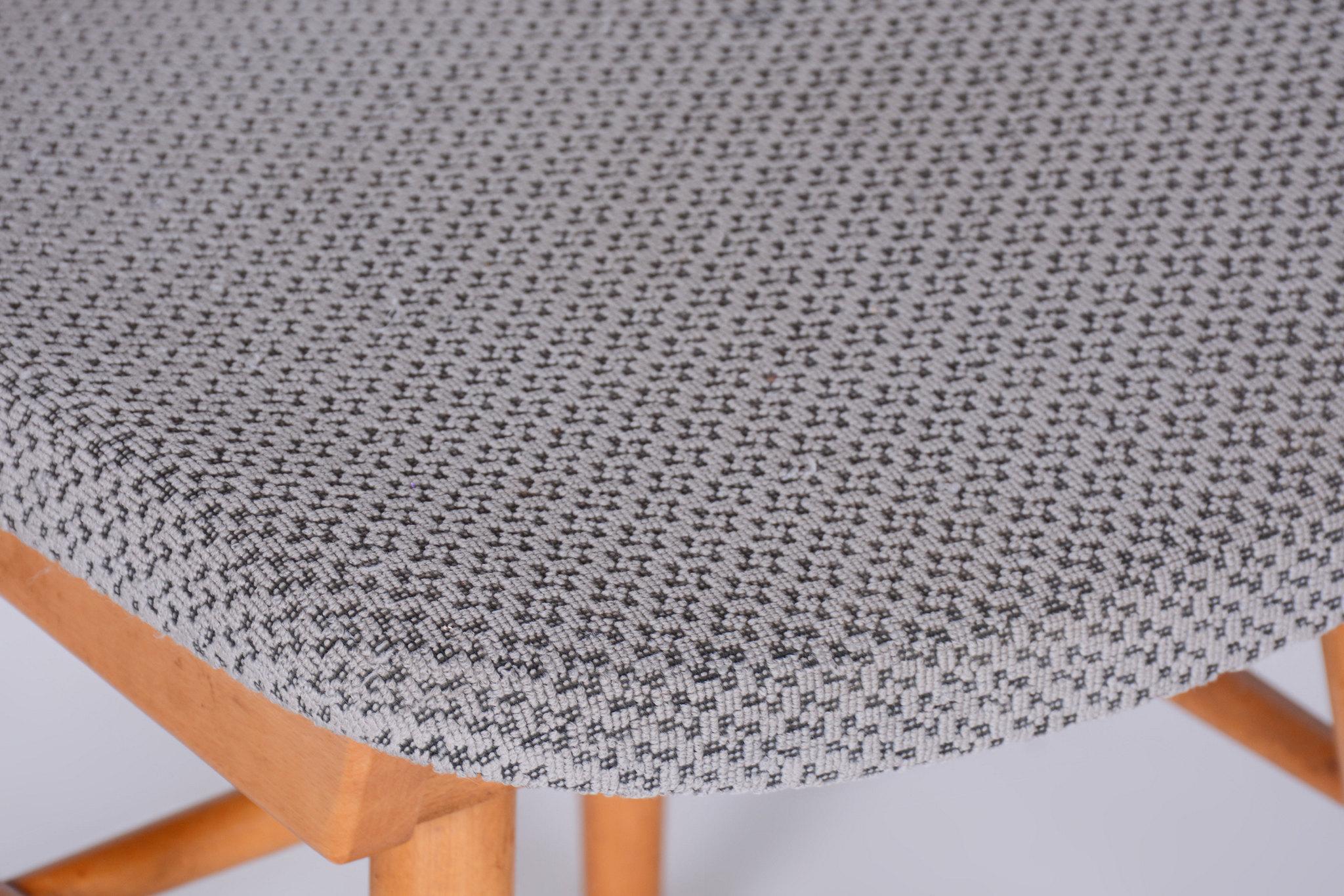 Tissu d'ameublement Ensemble de quatre chaises originales de style mi-siècle moderne, hêtre, tchèque, années 1960 en vente