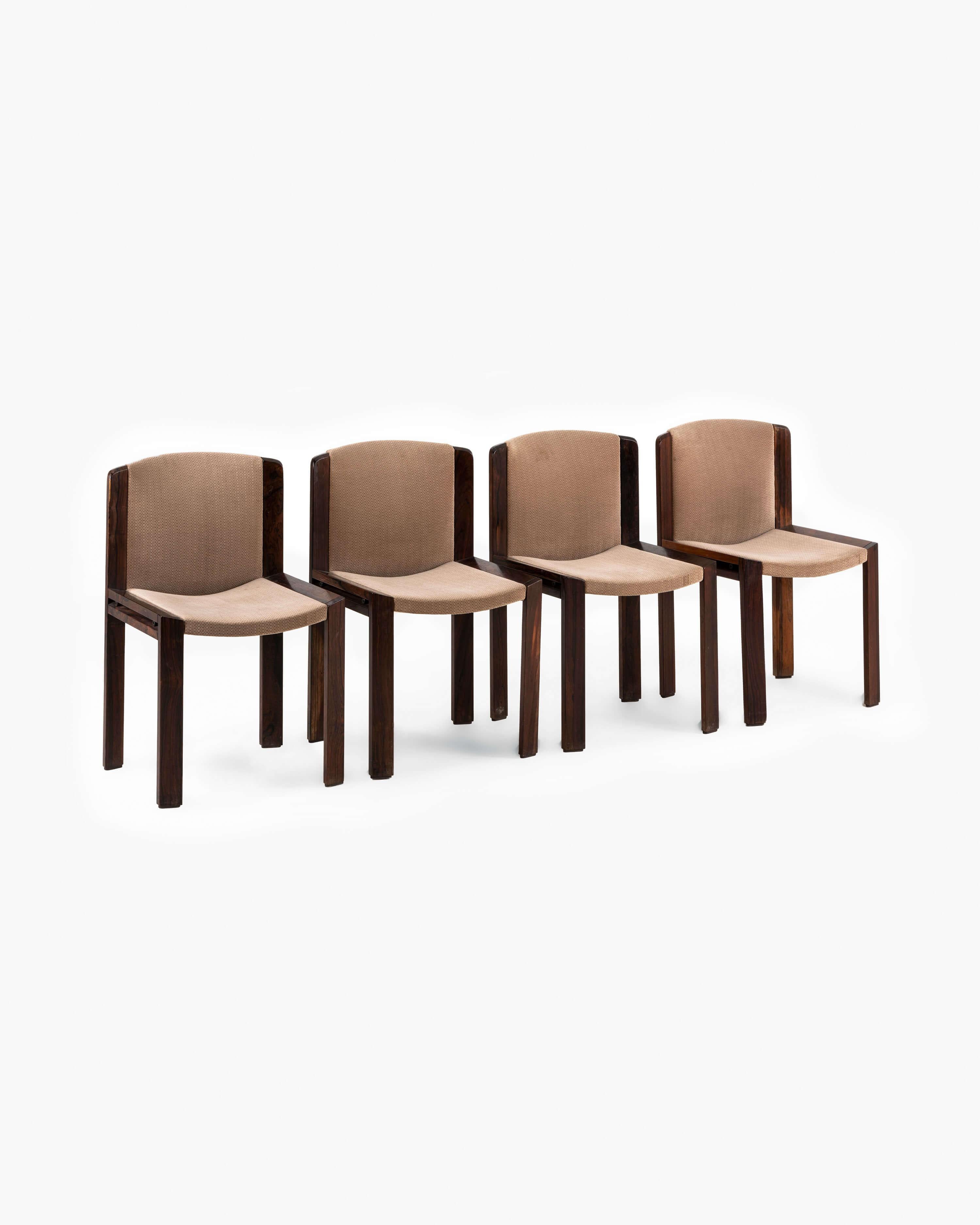 Plongez dans l'allure captivante du design moderne du milieu du siècle avec cet ensemble exceptionnel de quatre chaises Original Model 300, fabriquées de main de maître par Joe Colombo en 1965. Réputées pour leur attrait intemporel, ces chaises