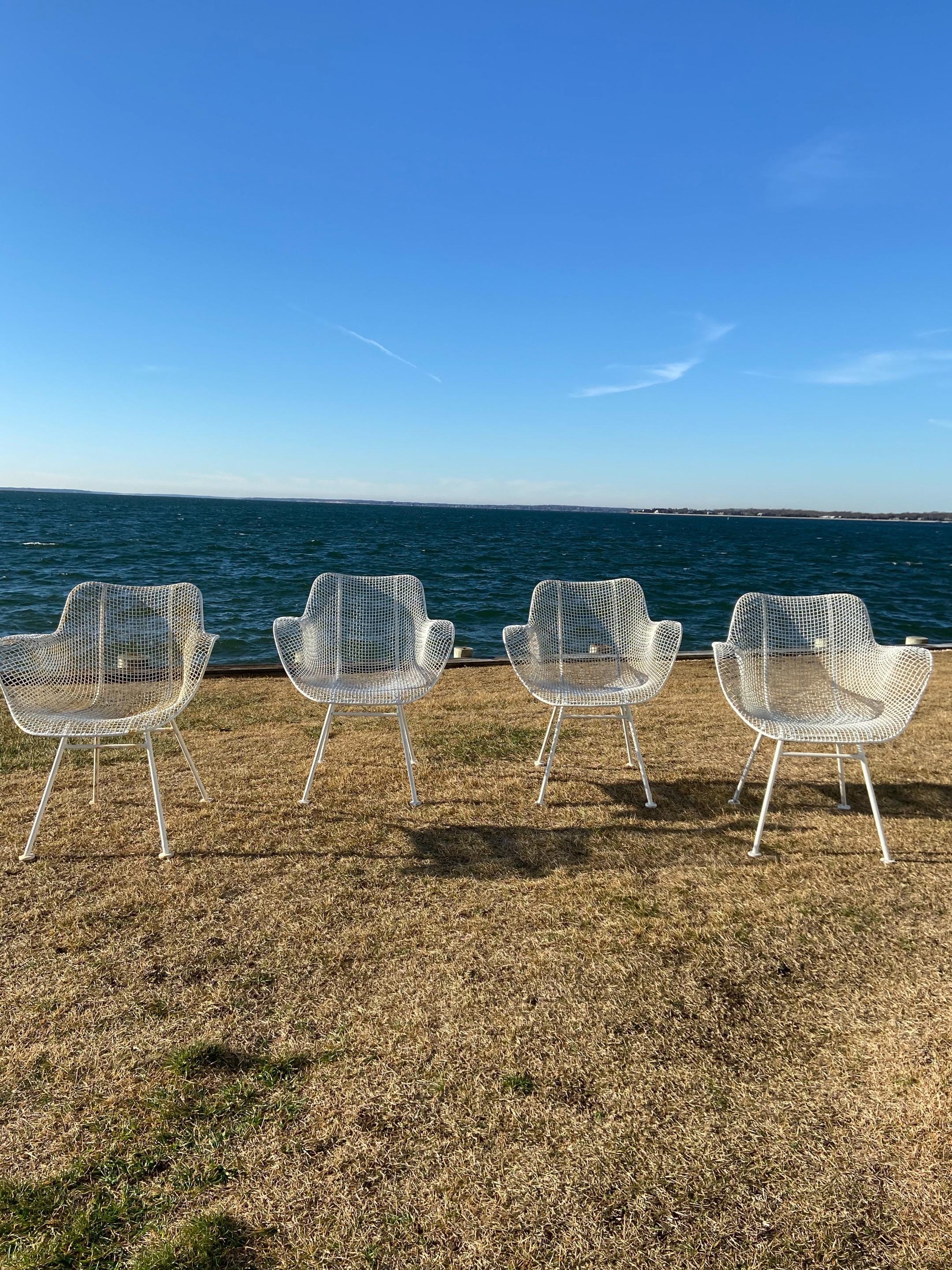 Originale set di 4 poltrone bianche Sculptura Russell Woodard . Sono eleganti, industriali e di grande effetto. Le sedie hanno una struttura in rete modellata e poggiano su 4 gambe in ferro con piedini a disco. Fresco e confortevole, può essere