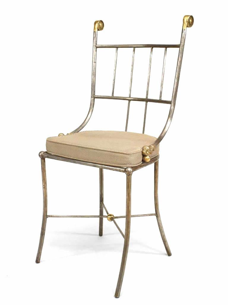 4 Stühle im Freien im englischen Regency-Stil (20. Jh.) aus Stahl und Messing mit Schlittenrücken und Delphin-Details.
