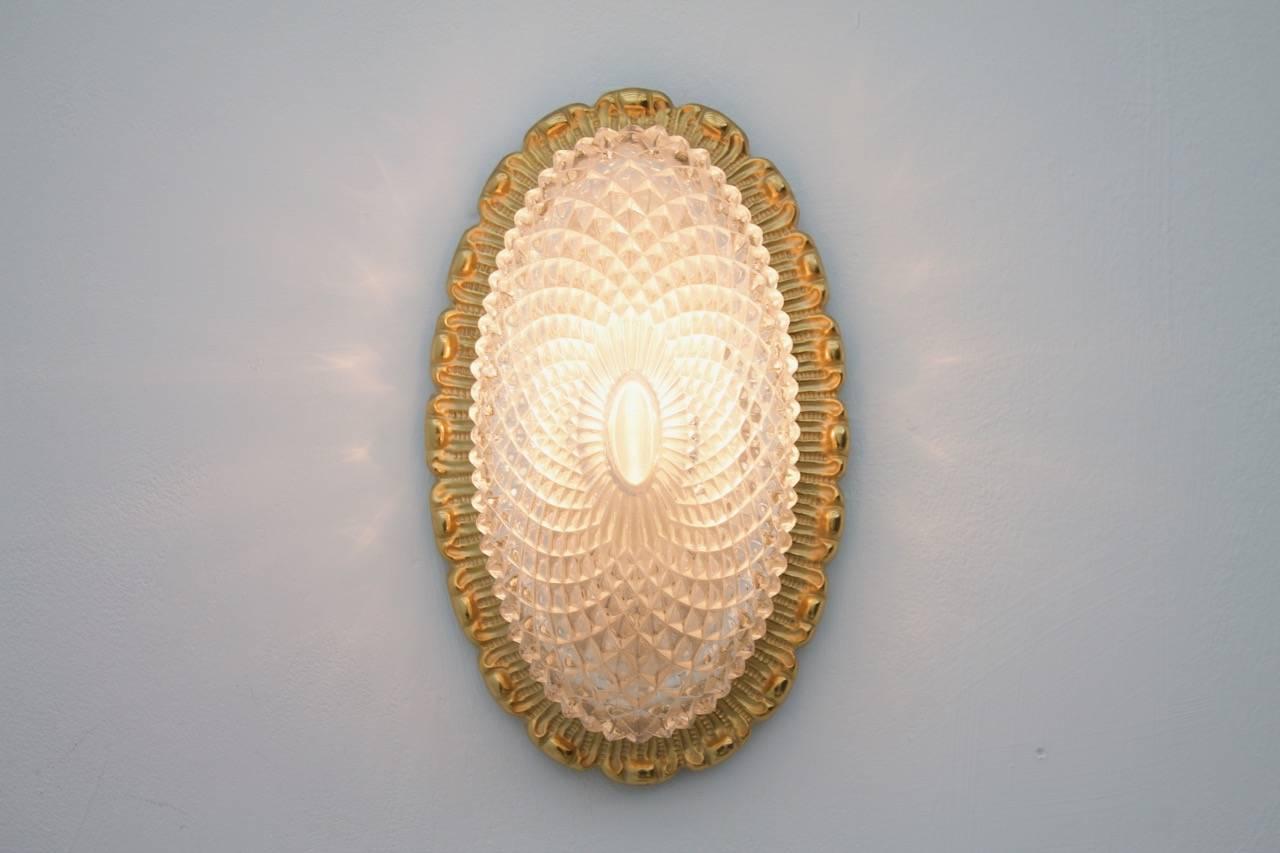 Mid-20th Century Set of Two Oval Wall Sconces with Textured Glass and Gilded Metal by Limburg