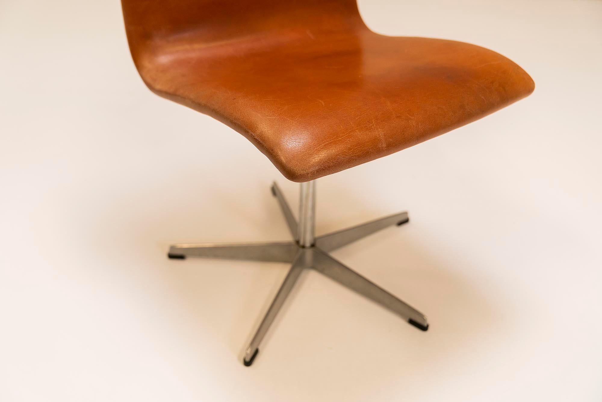 Set of Four Oxford Swivel Chairs in Brown Leather by Arne Jacobsen, design 1965 For Sale 3