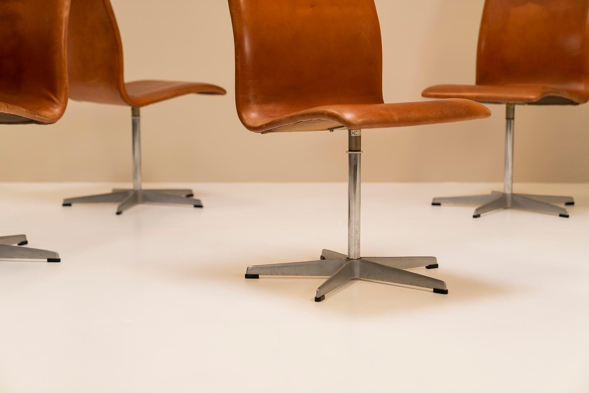 Set of Four Oxford Swivel Chairs in Brown Leather by Arne Jacobsen, design 1965 For Sale 4