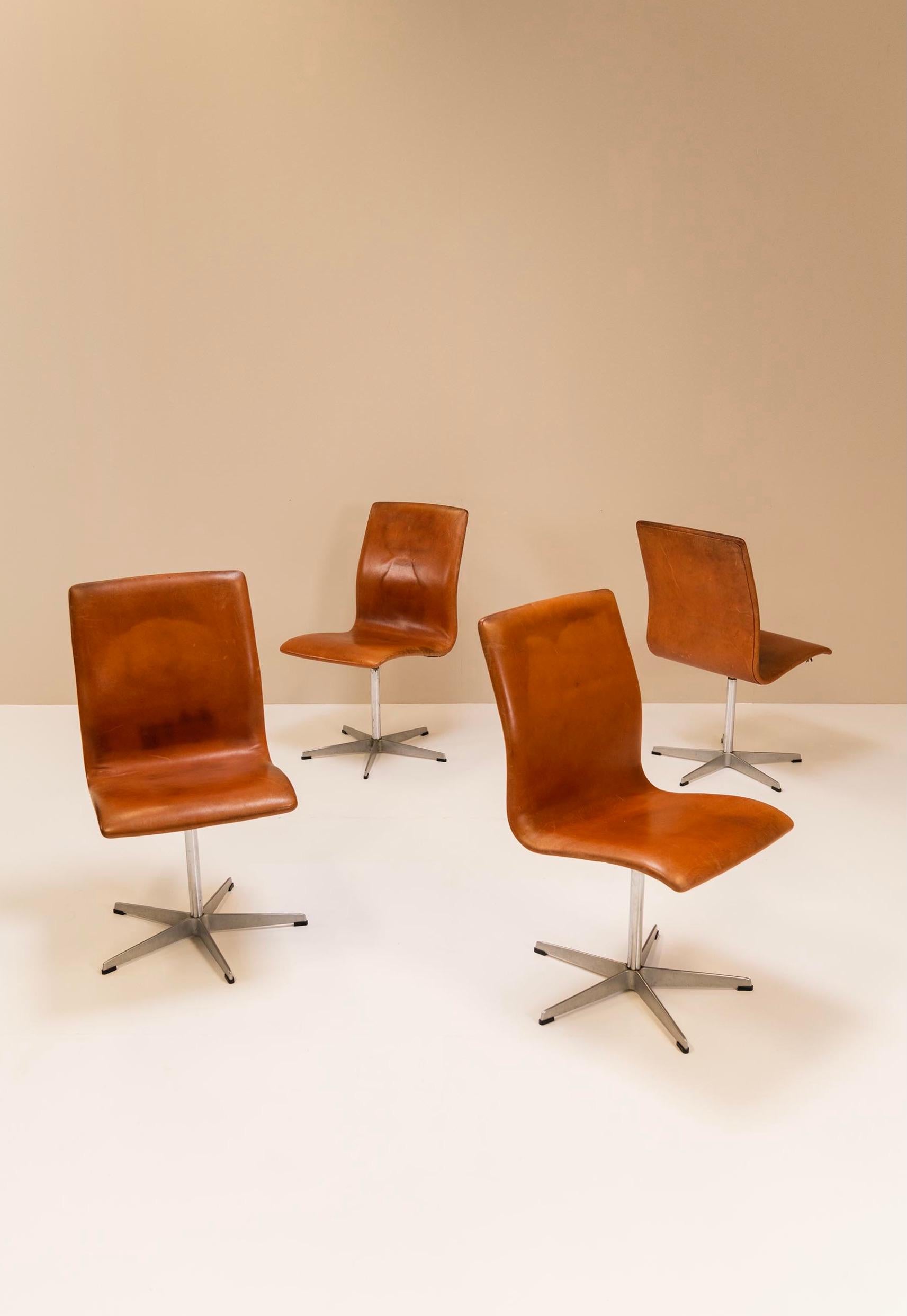 Satz von vier Oxford-Drehstühlen aus braunem Leder von Arne Jacobsen, Entwurf 1965  im Angebot 5