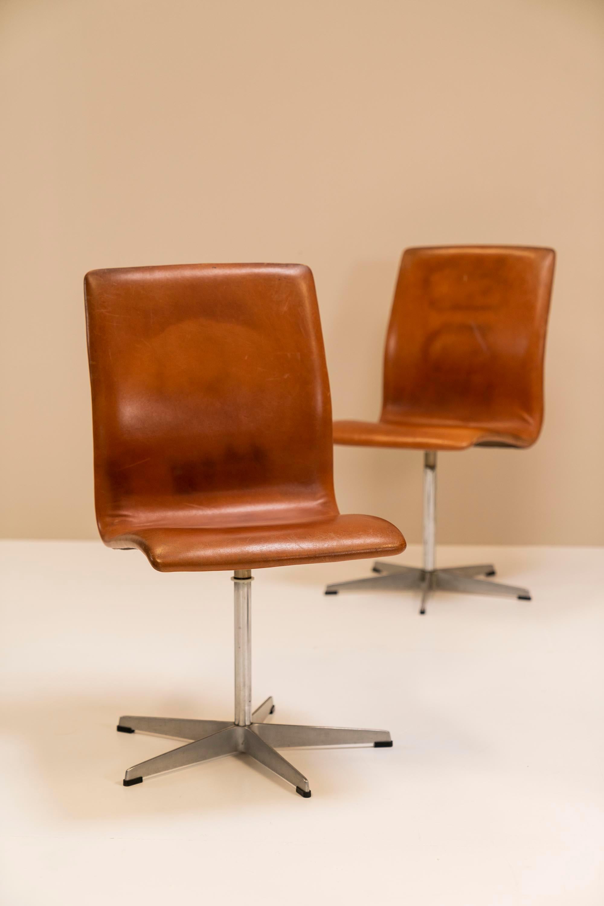 Satz von vier Oxford-Drehstühlen aus braunem Leder von Arne Jacobsen, Entwurf 1965  im Angebot 6