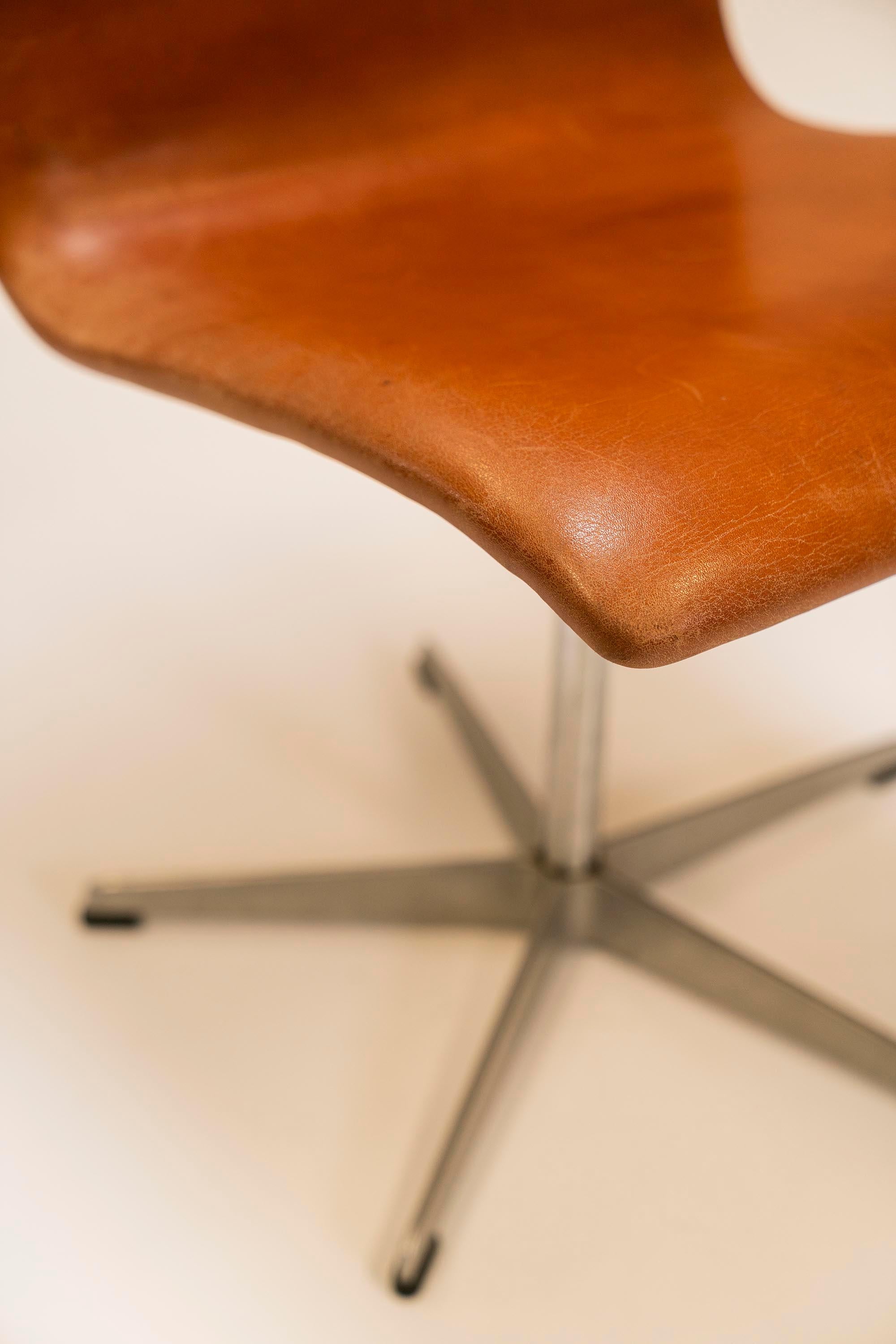 Set of Four Oxford Swivel Chairs in Brown Leather by Arne Jacobsen, design 1965 For Sale 7