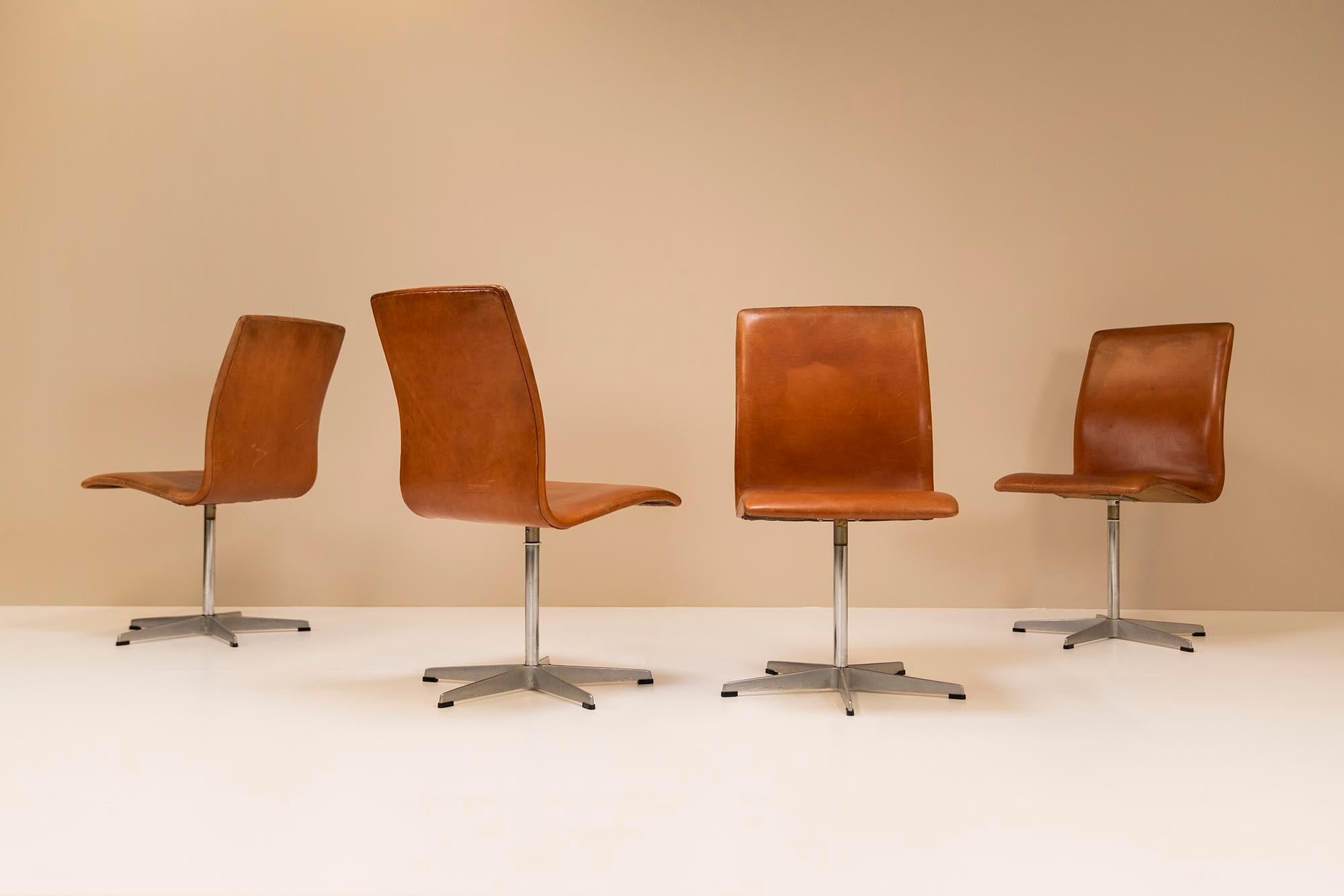 Scandinavian Modern Set of Four Oxford Swivel Chairs in Brown Leather by Arne Jacobsen, design 1965  For Sale