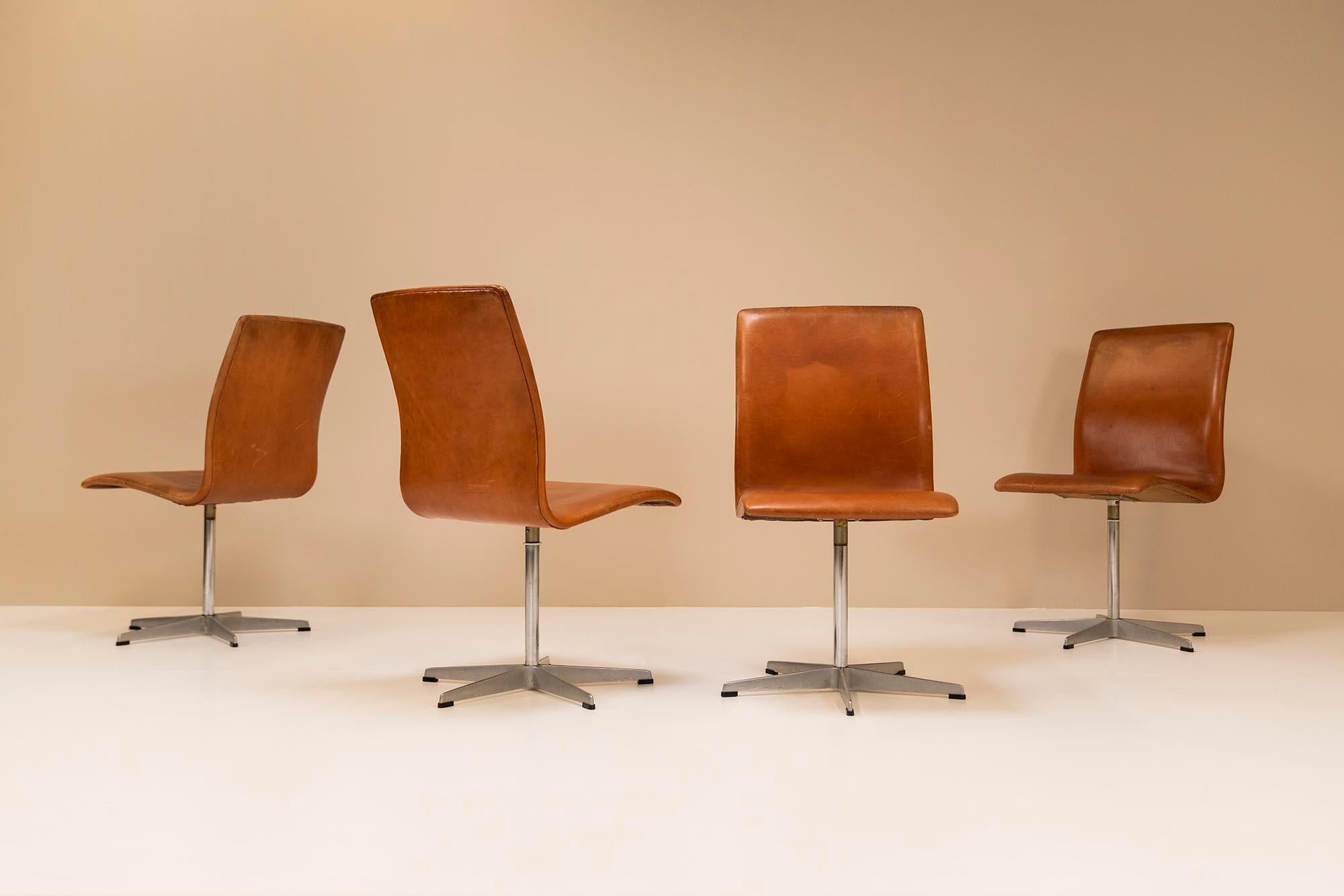 Scandinavian Modern Set of Four Oxford Swivel Chairs in Brown Leather by Arne Jacobsen, design 1965 For Sale