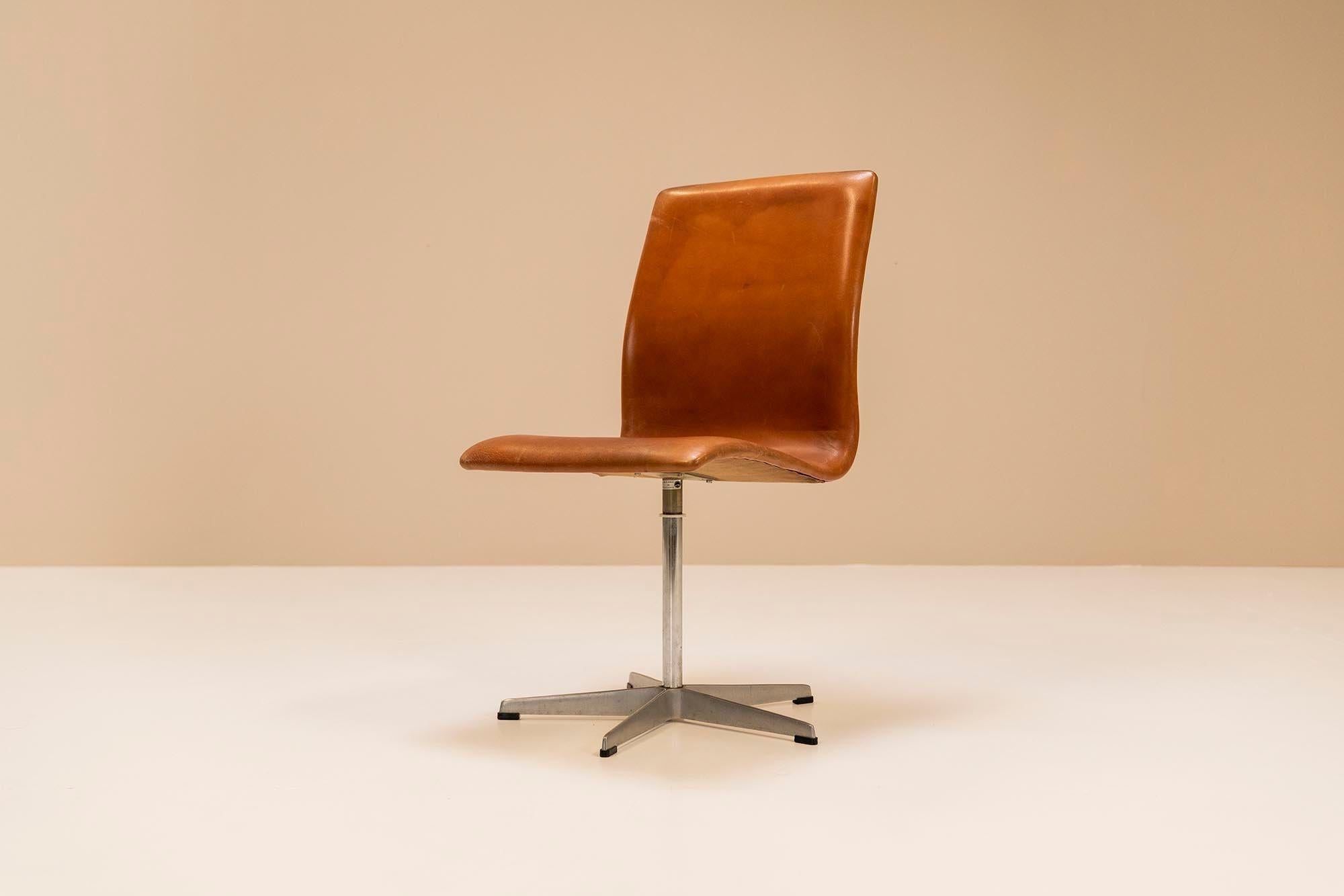 Danish Set of Four Oxford Swivel Chairs in Brown Leather by Arne Jacobsen, design 1965 For Sale