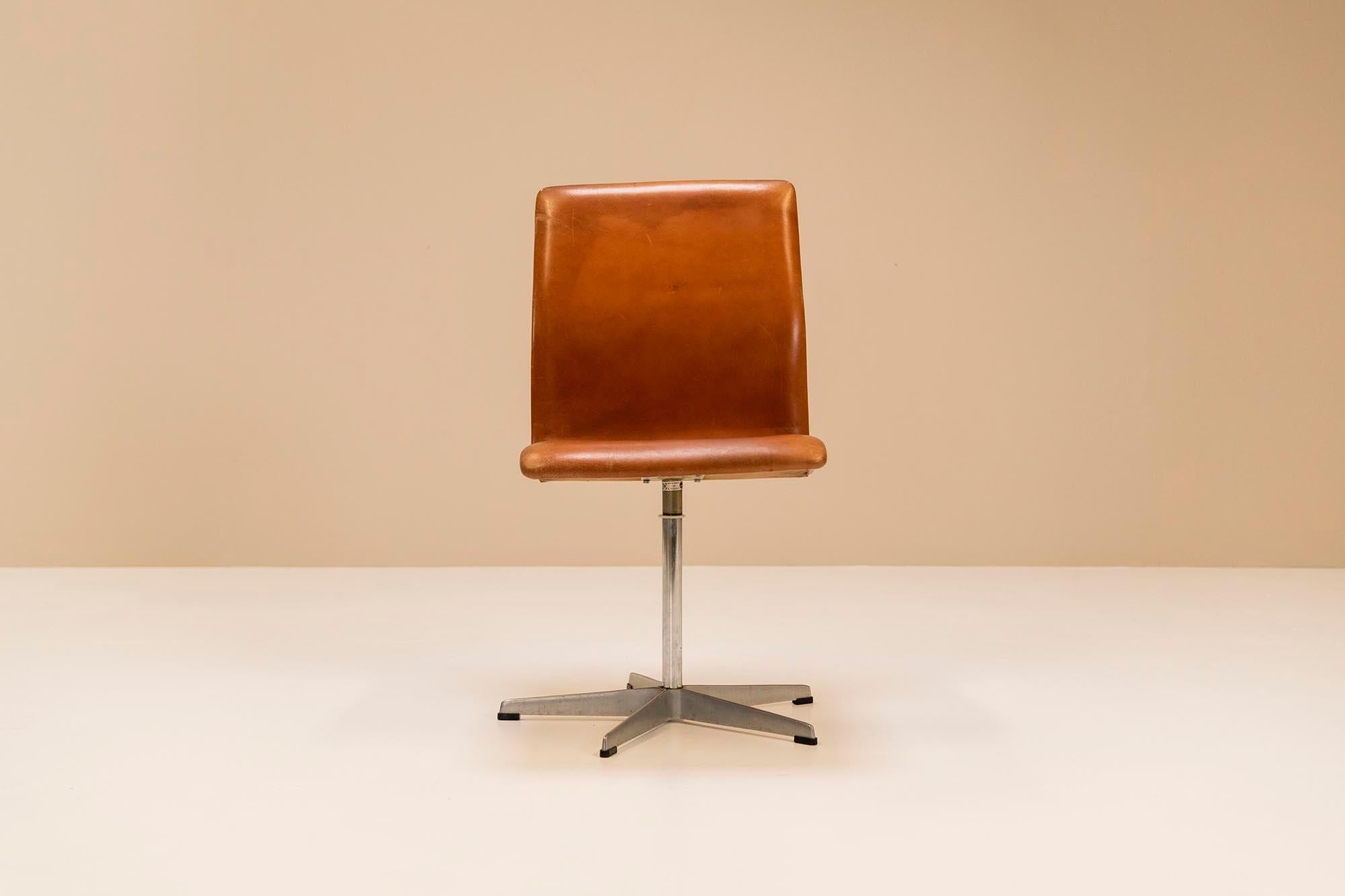 Satz von vier Oxford-Drehstühlen aus braunem Leder von Arne Jacobsen, Entwurf 1965  im Zustand „Gut“ im Angebot in Hellouw, NL