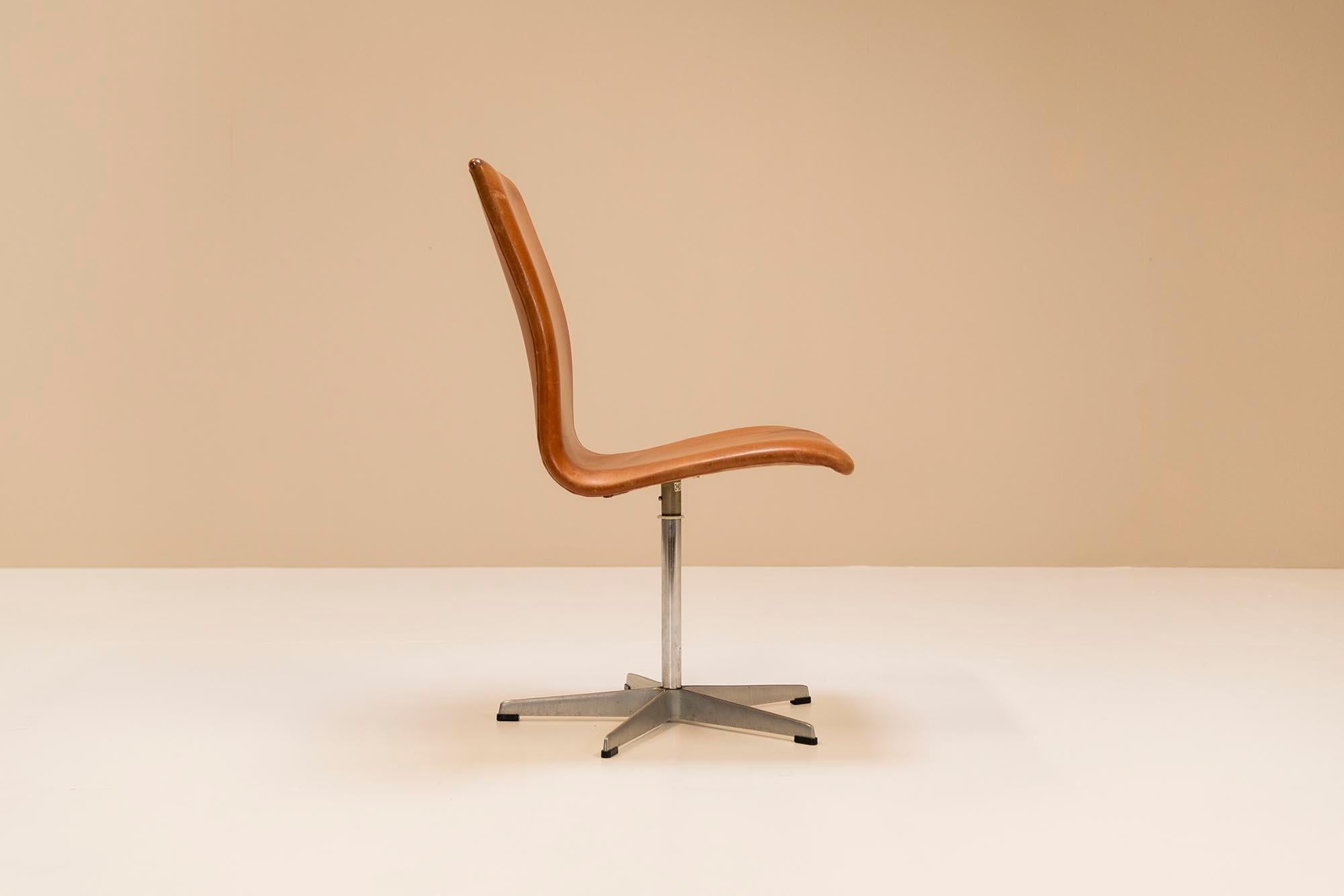 20th Century Set of Four Oxford Swivel Chairs in Brown Leather by Arne Jacobsen, design 1965 For Sale
