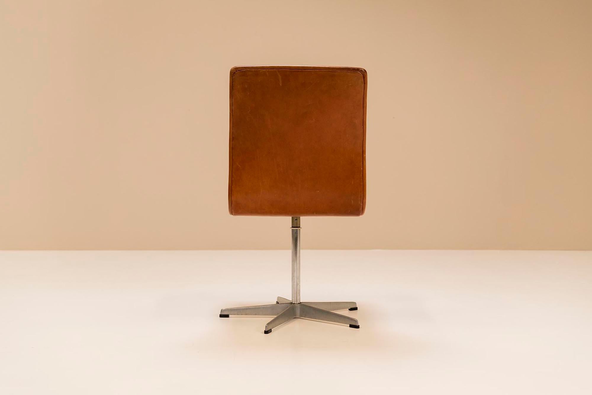 Metal Set of Four Oxford Swivel Chairs in Brown Leather by Arne Jacobsen, design 1965 For Sale