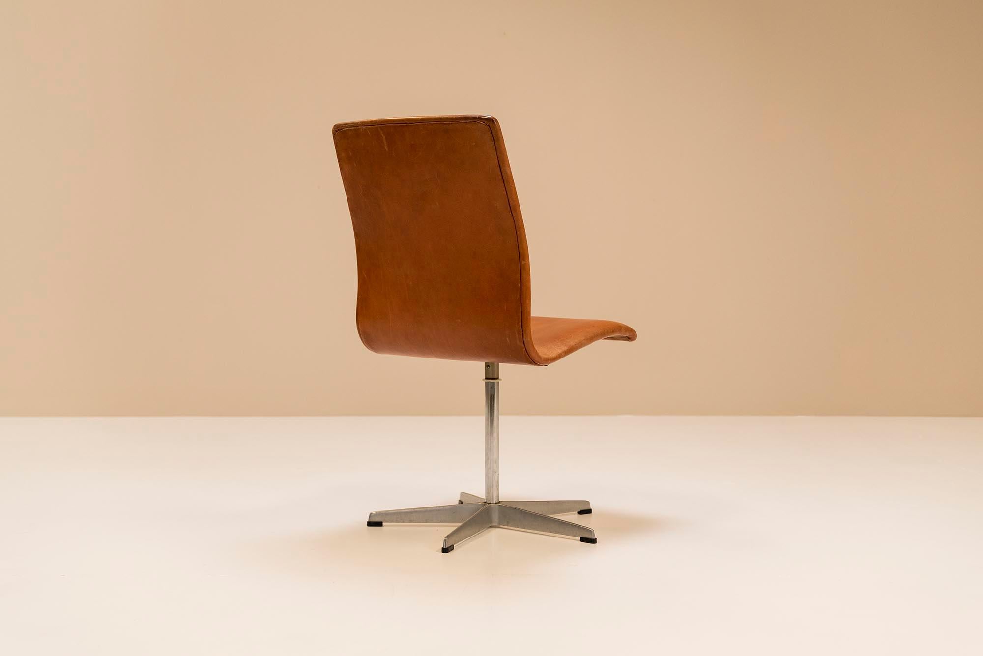 Satz von vier Oxford-Drehstühlen aus braunem Leder von Arne Jacobsen, Entwurf 1965  im Angebot 1
