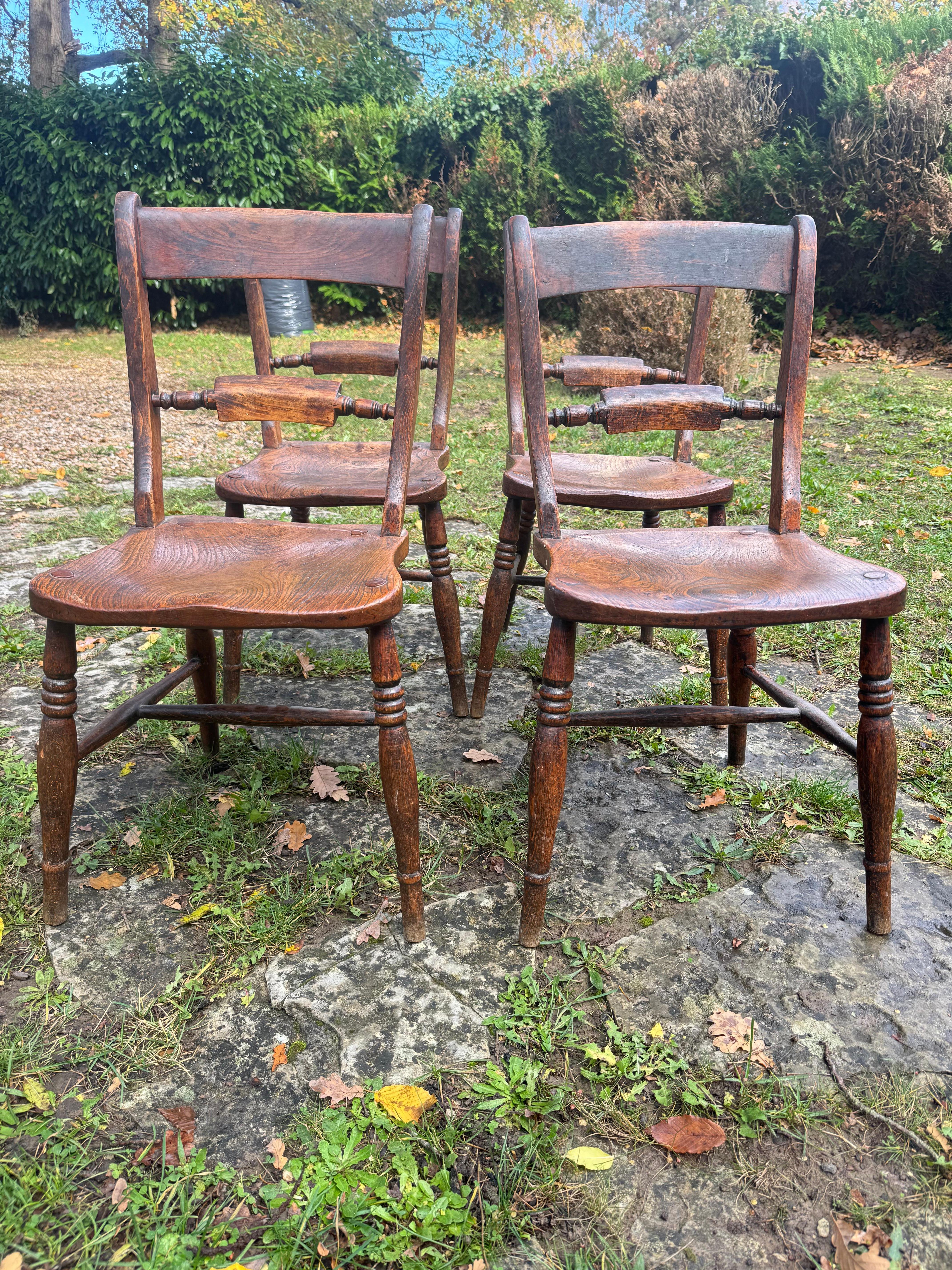 Satz von vier Oxford-Windsor-Stühlen (Brutalismus) im Angebot