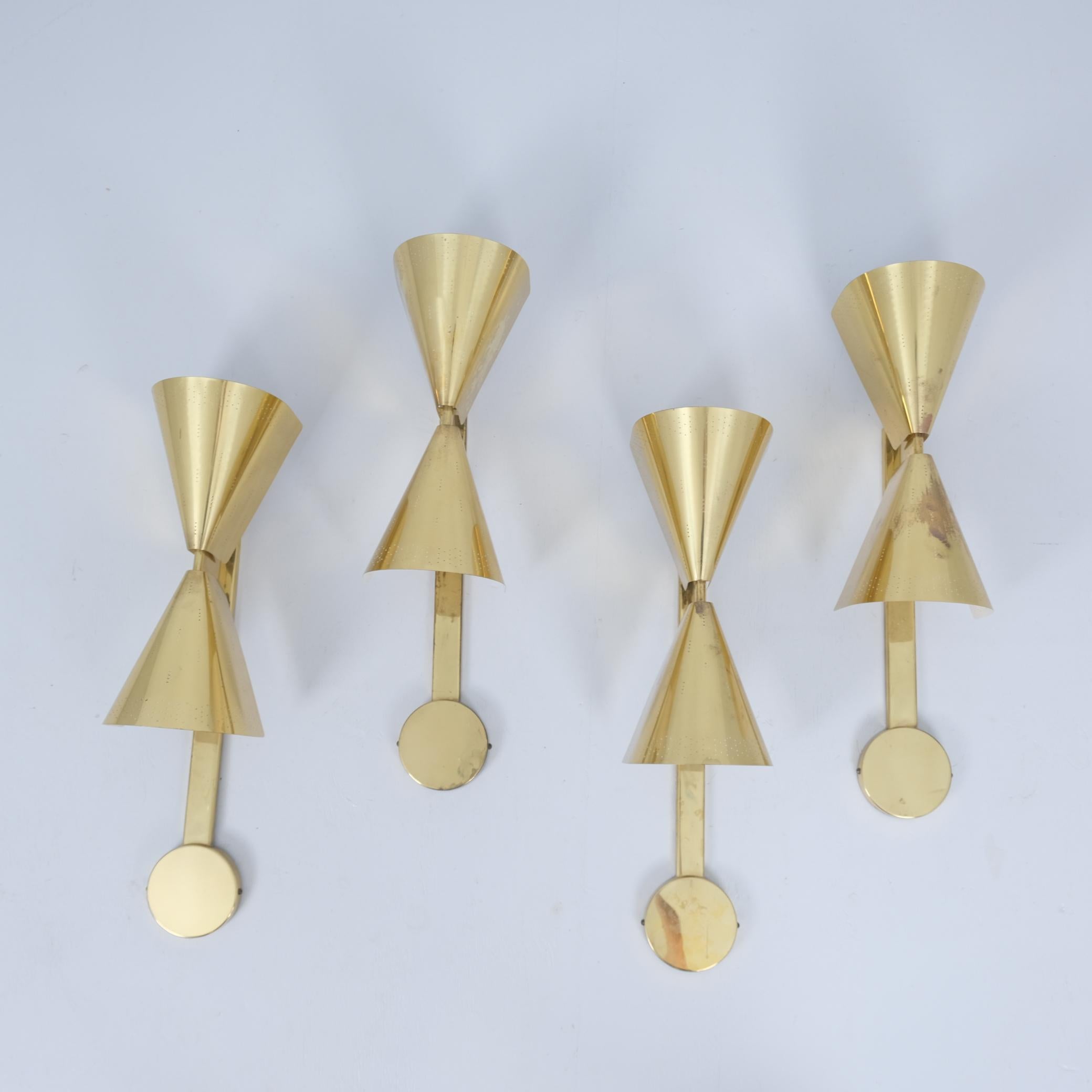 Rarement proposé, un ensemble de quatre lampes murales Paavo Tynell commandées, provenant de leur emplacement d'origine dans la région de Toijala en Finlande. Cet ensemble d'appliques a été conçu spécialement pour le hall principal de la