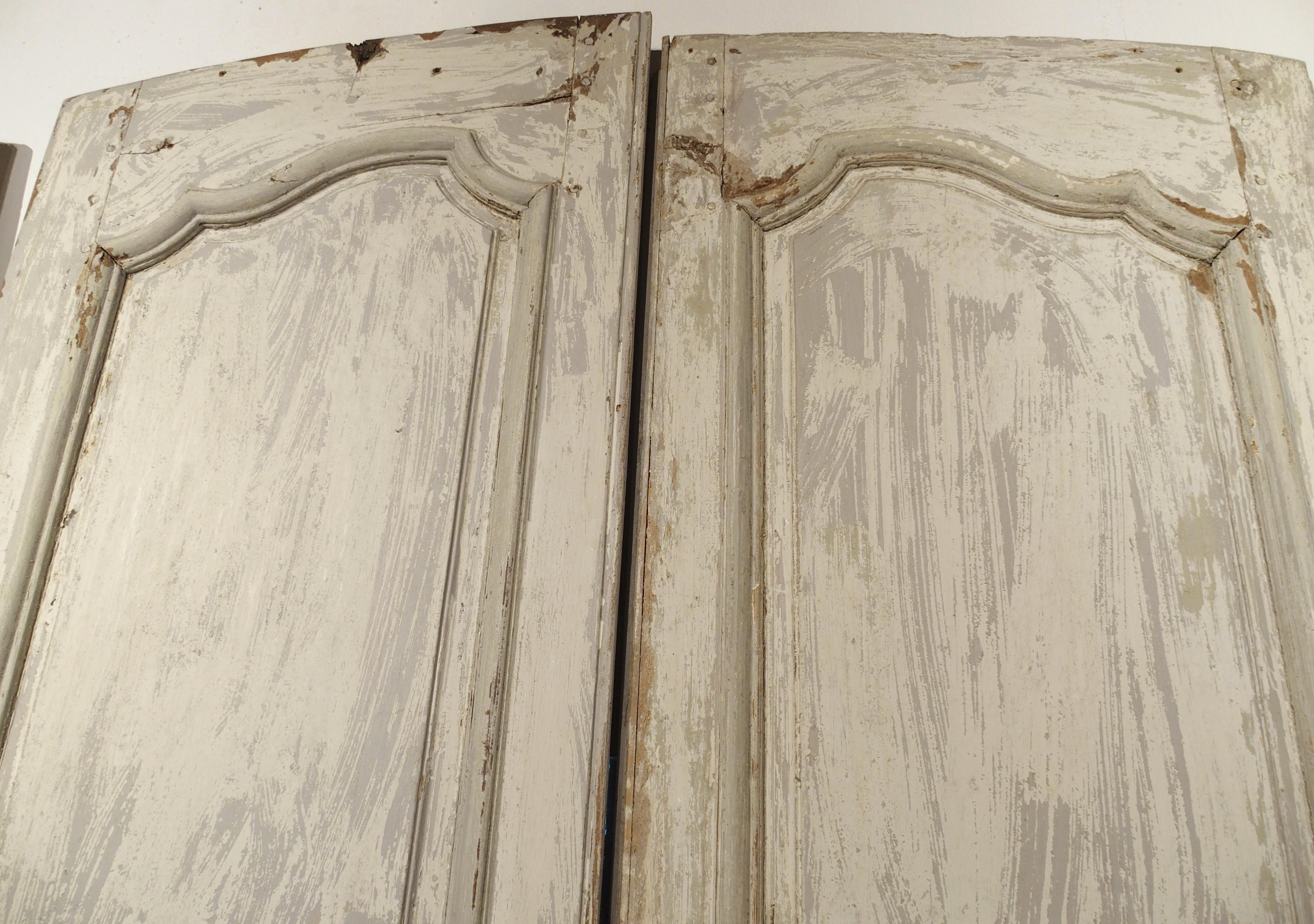 Conjunto de cuatro puertas interiores pintadas del siglo XVIII procedentes de Provenza, Francia Luis XV