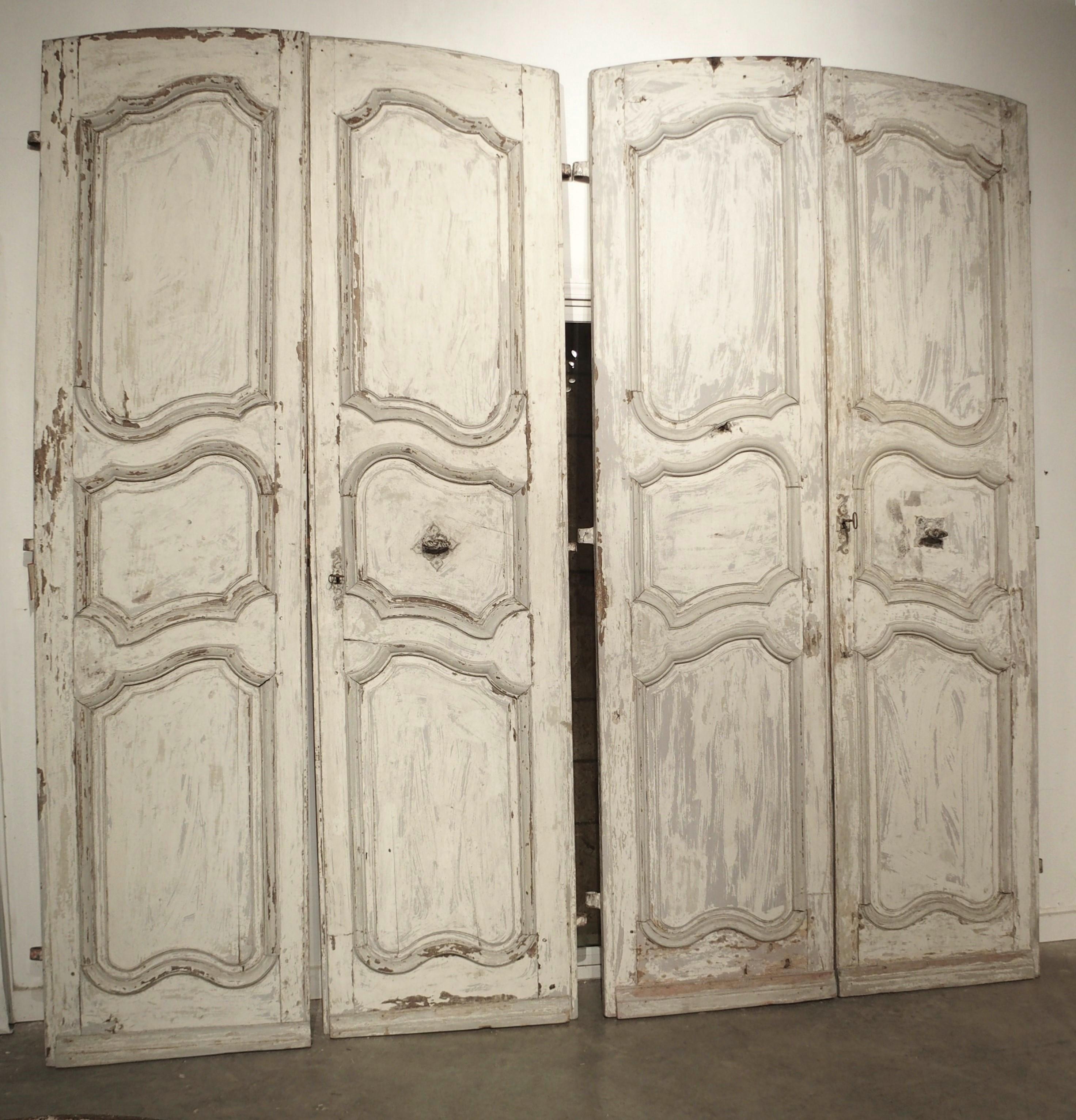 Conjunto de cuatro puertas interiores pintadas del siglo XVIII procedentes de Provenza, Francia Francés