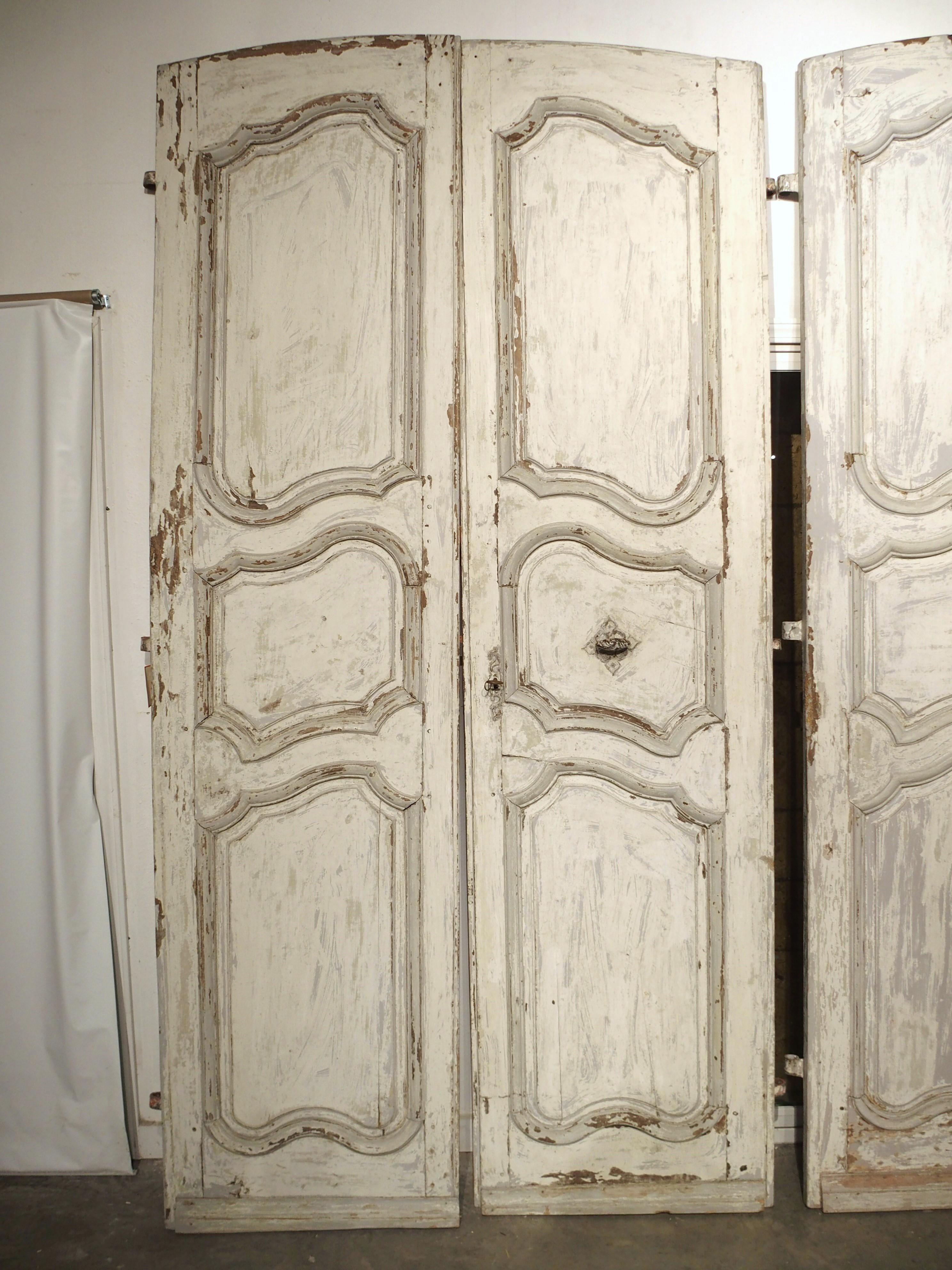 Conjunto de cuatro puertas interiores pintadas del siglo XVIII procedentes de Provenza, Francia Tallado a mano