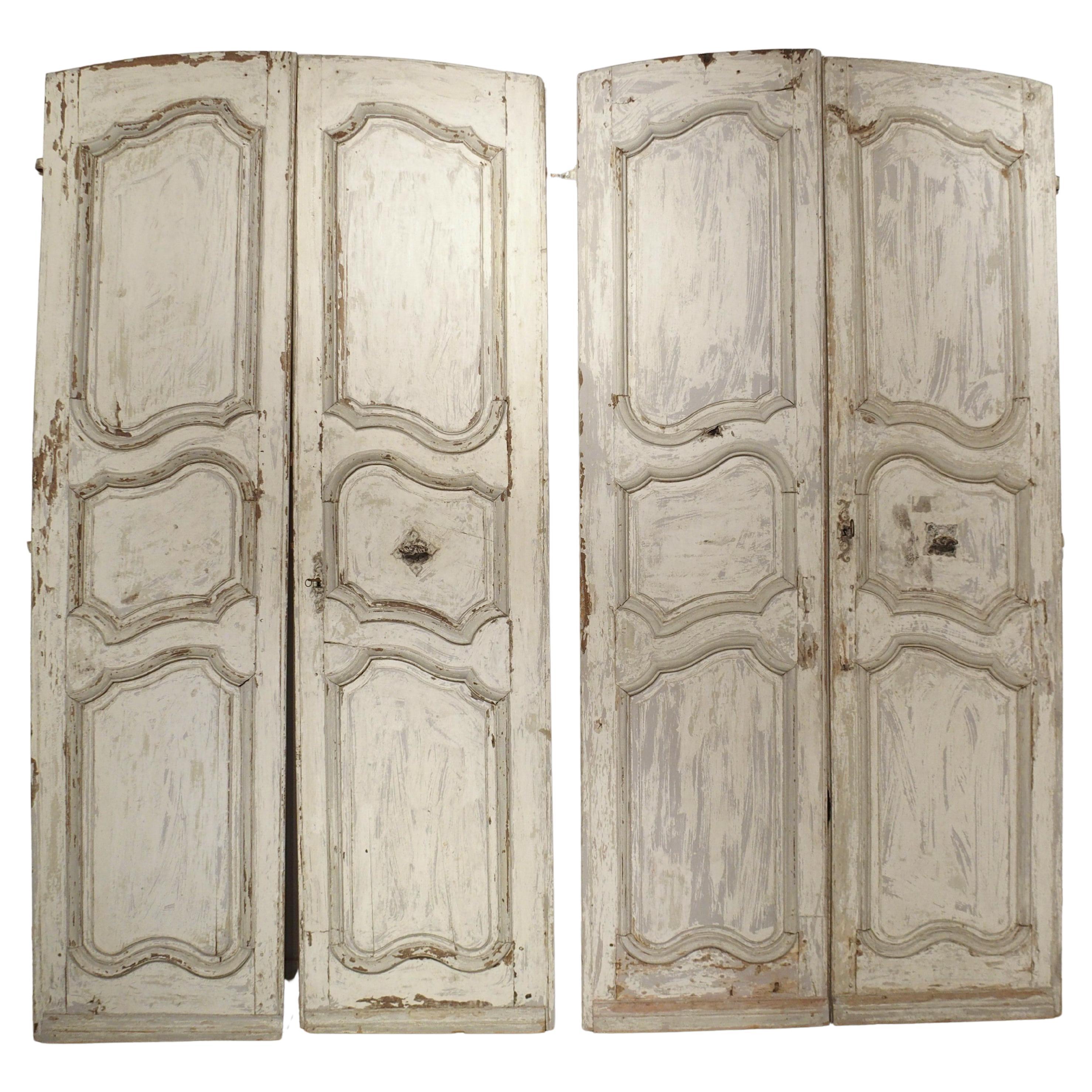 Conjunto de cuatro puertas interiores pintadas del siglo XVIII procedentes de Provenza, Francia