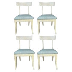 Ensemble de quatre chaises de salle à manger Klismos Niermann Weeks peintes avec tapisserie bleue
